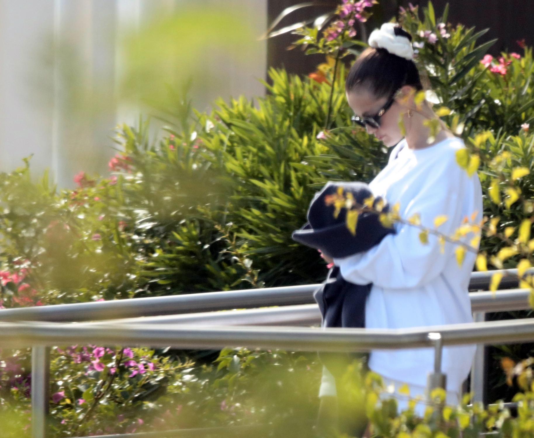 Selena_Gomez_-_Spotted_arriving_at_the_private_airport_-_Los_Cabos2C_Mexico_-_August_212C_2025_06.jpg