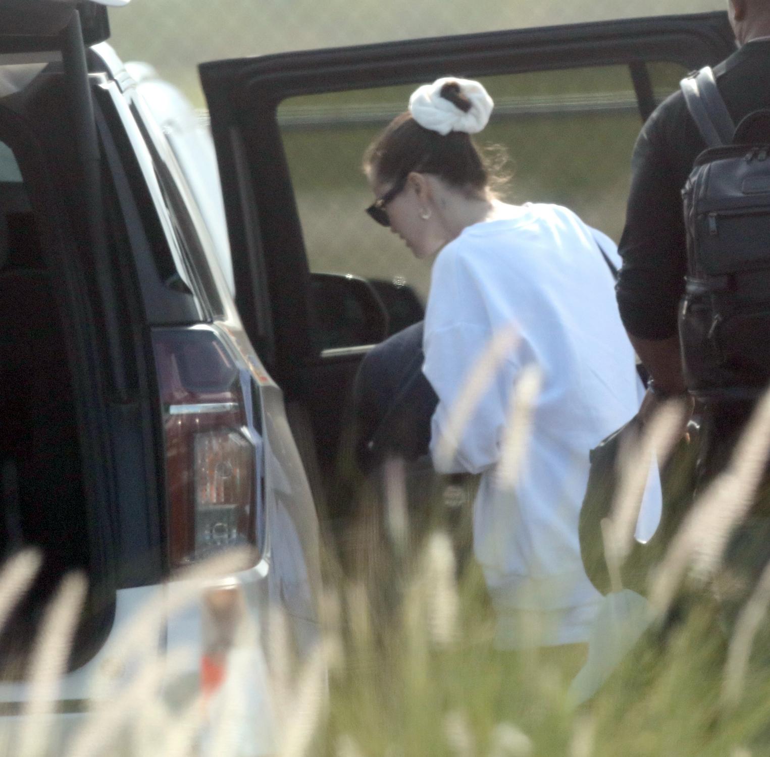 Selena_Gomez_-_Spotted_arriving_at_the_private_airport_-_Los_Cabos2C_Mexico_-_August_212C_2025_07.jpg