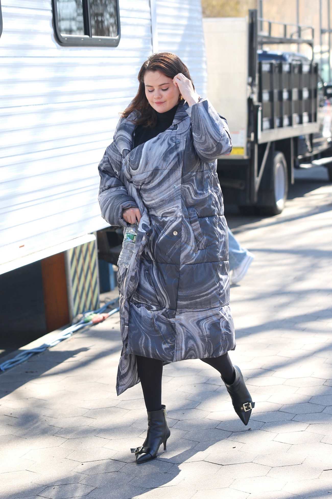 Selena_Gomez_-_Spotted_filming_Only_Murders_in_the_Building2C_New_York_City_-_March_122C_2024_02.jpg