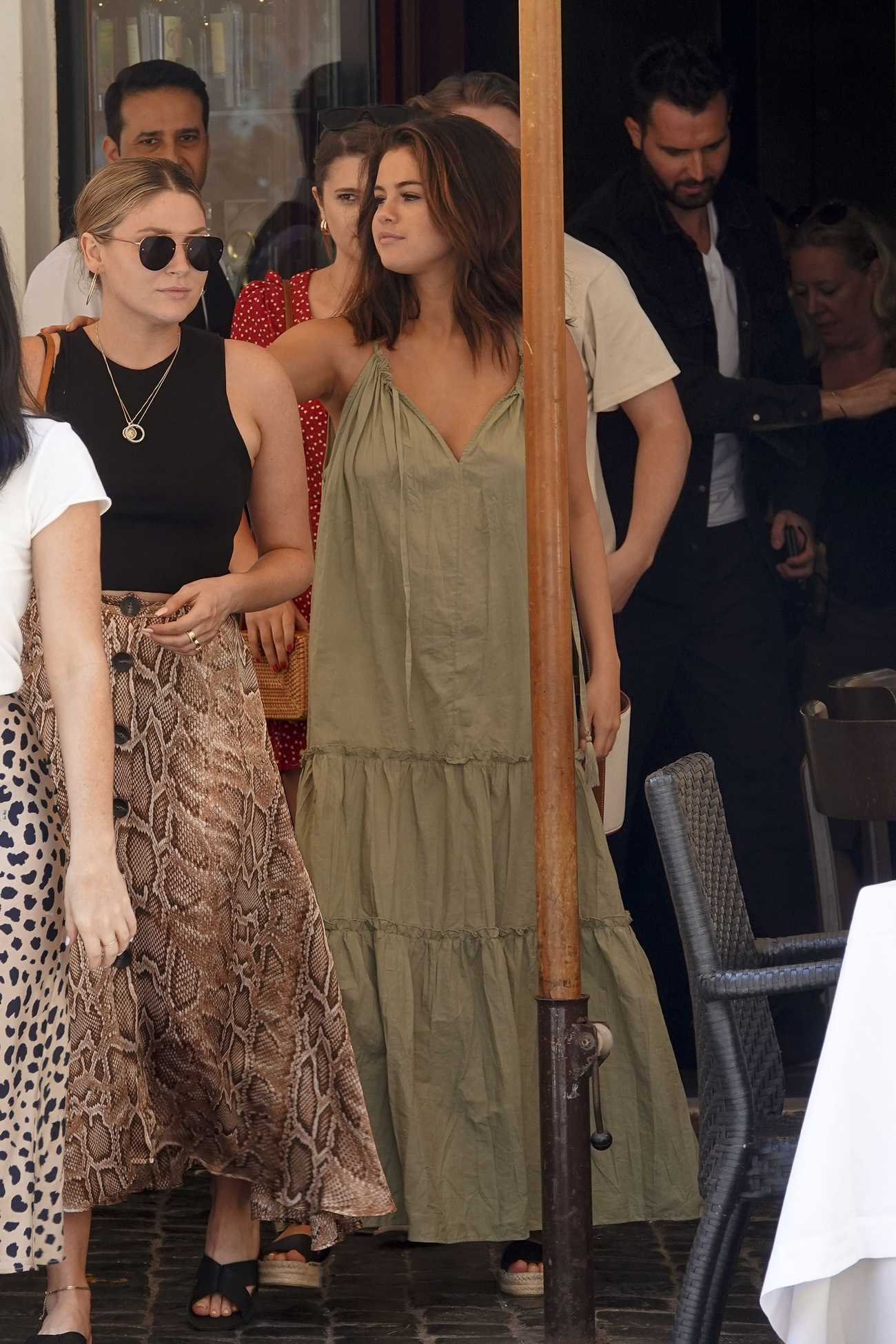 Selena_Gomez_-_Spotted_having_lunch_at_Pierluigi_in_Rome_28July_222C_201929-03.jpg