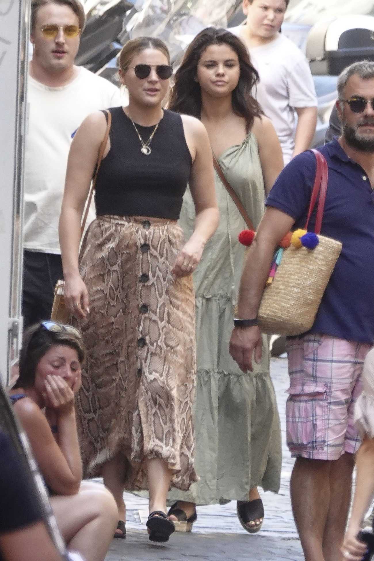 Selena_Gomez_-_Spotted_having_lunch_at_Pierluigi_in_Rome_28July_222C_201929-05.jpg