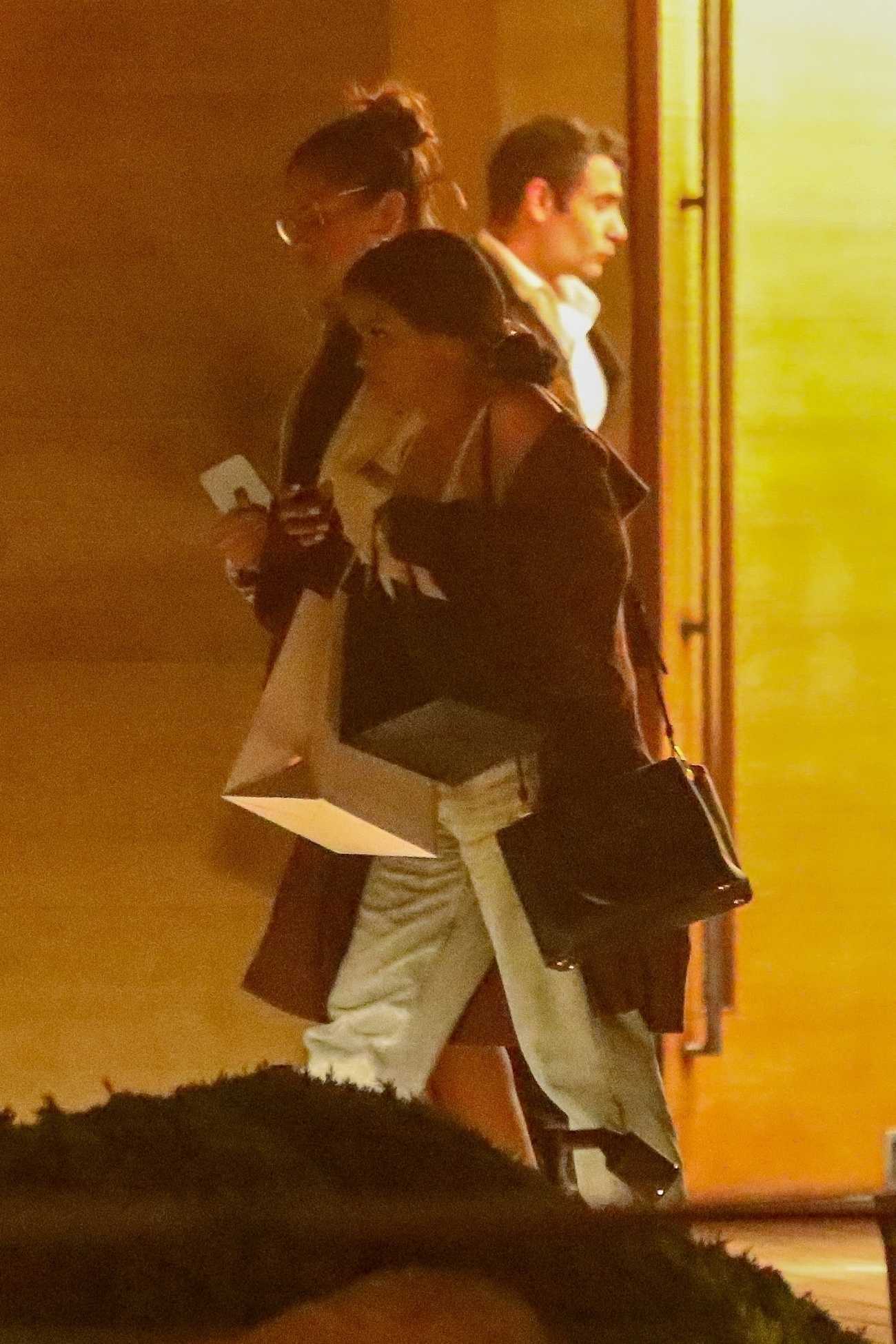 Selena_Gomez_-_Spotted_out_at_dinner_at_Nobu_in_Malibu_July_212C_202206.jpg