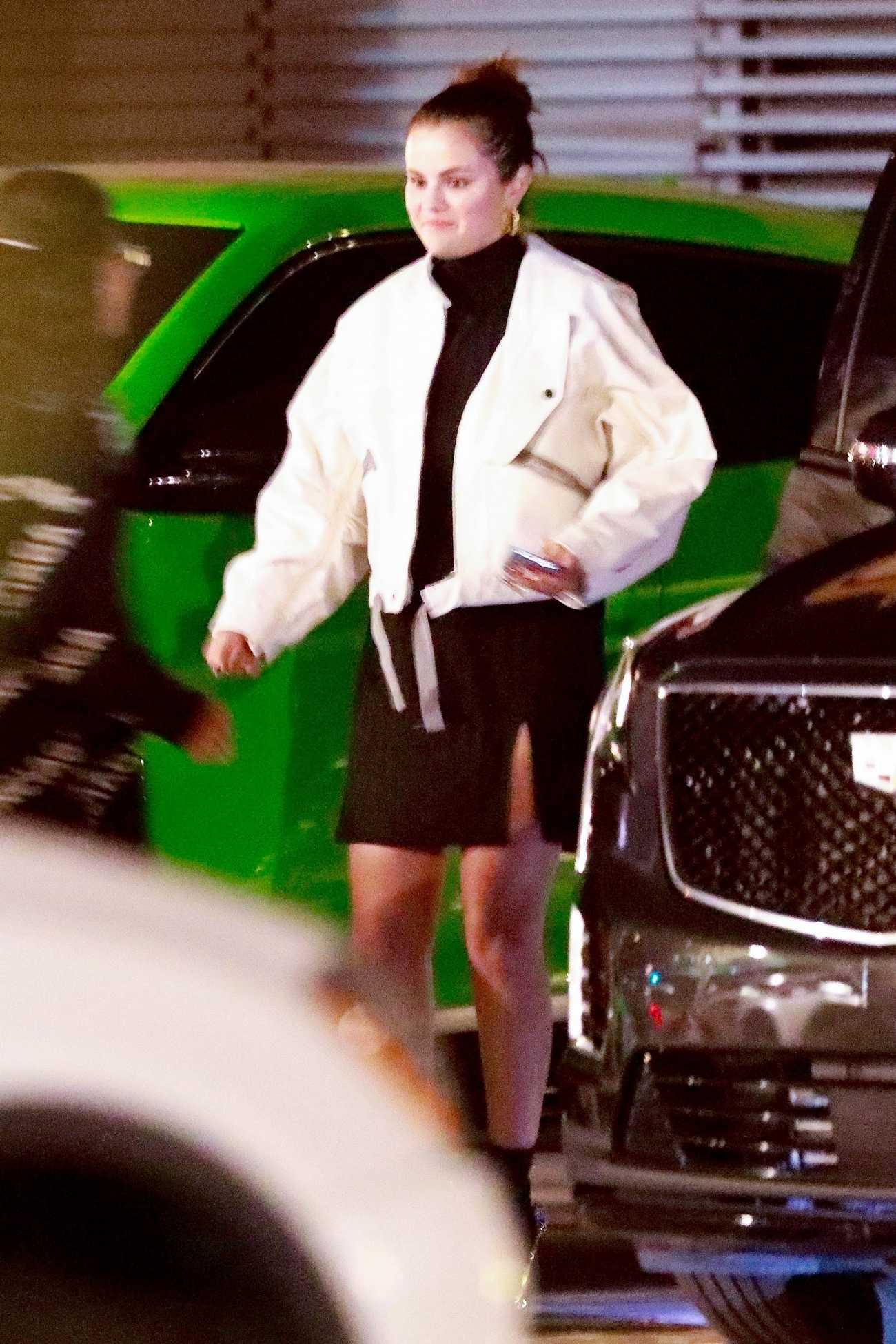 Selena_Gomez_-_Spotted_out_at_dinner_at_Nobu_in_Malibu_July_212C_202208.jpg