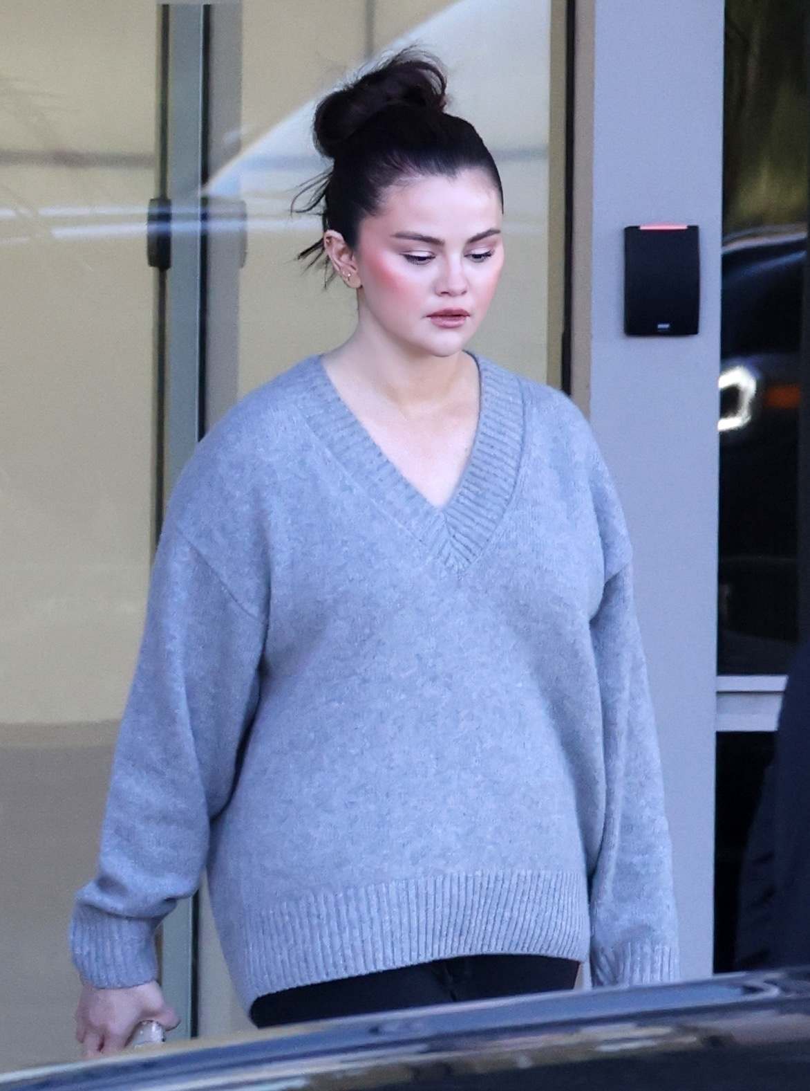 Selena_Gomez_-_Spotted_outside_her_Rare_Beauty_offices2C_Los_Angeles_CA_-_February_212C_2024_03.jpg