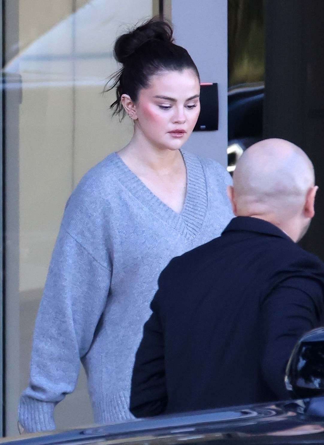 Selena_Gomez_-_Spotted_outside_her_Rare_Beauty_offices2C_Los_Angeles_CA_-_February_212C_2024_05.jpg