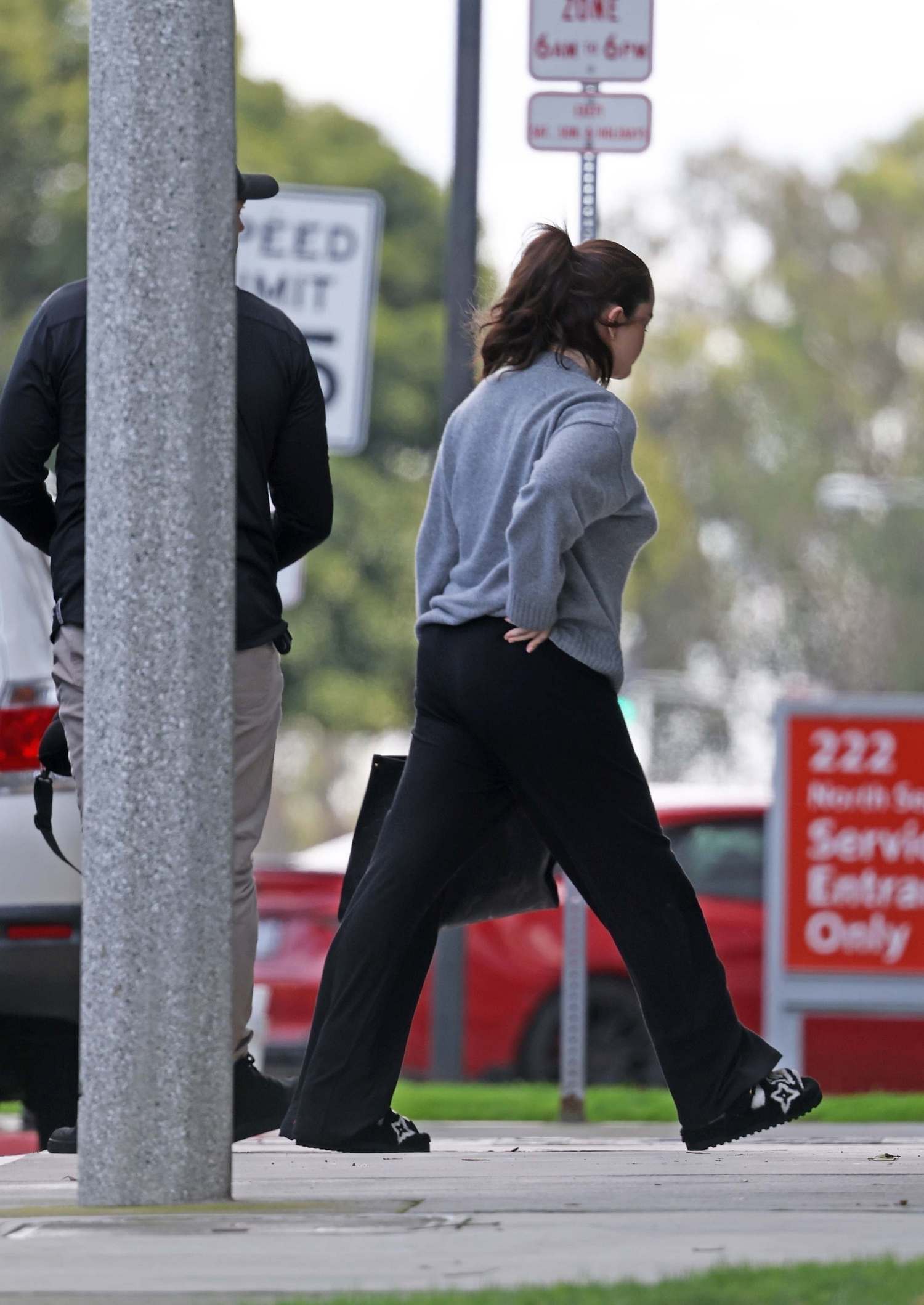 Selena_Gomez_-_Spotted_outside_her_Rare_Beauty_offices2C_Los_Angeles_CA_-_February_212C_2024_07.jpg