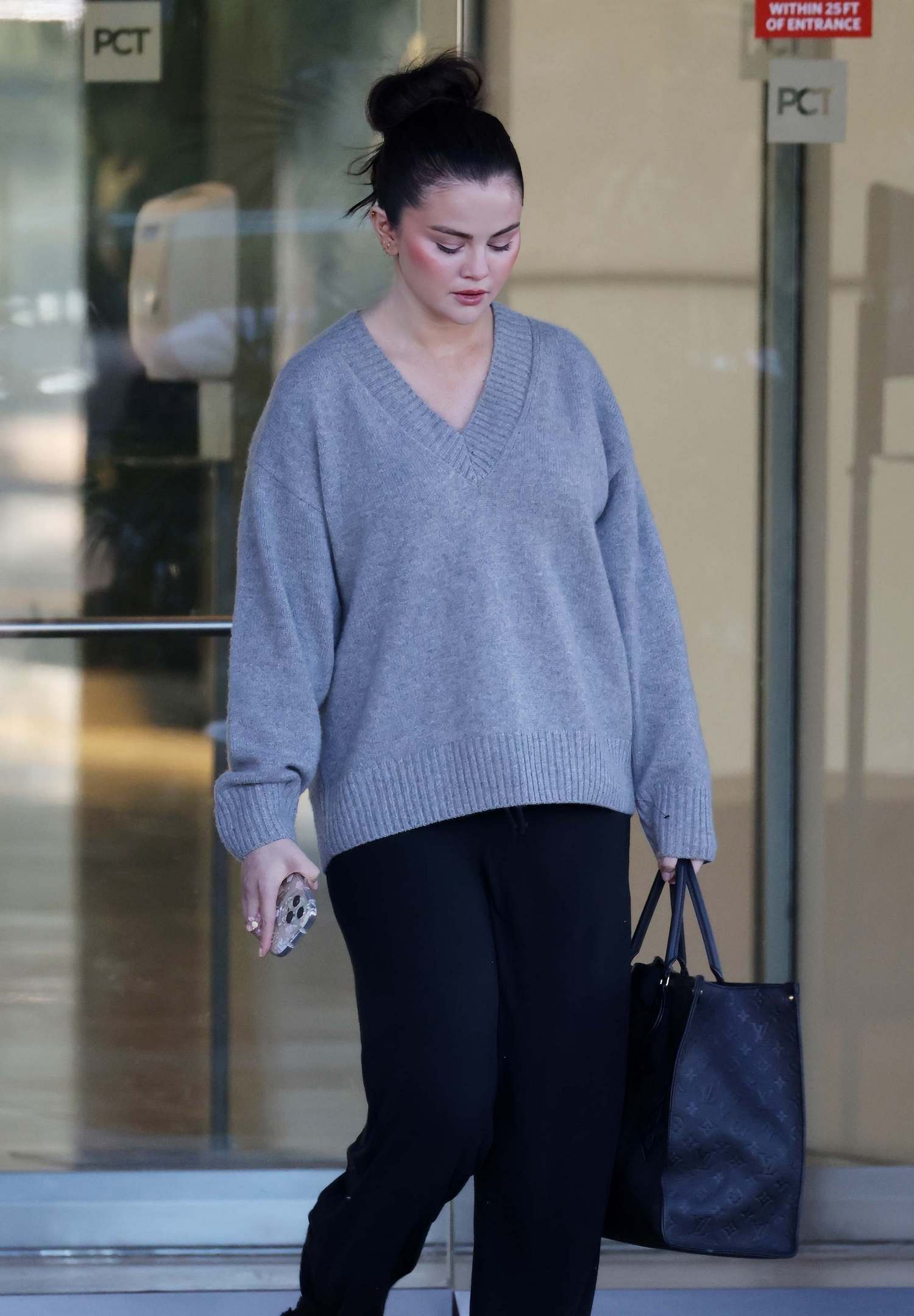 Selena_Gomez_-_Spotted_outside_her_Rare_Beauty_offices2C_Los_Angeles_CA_-_February_212C_2024_10.jpg
