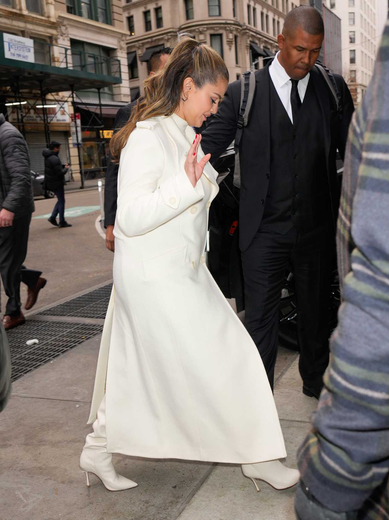 Selena_Gomez_-_Spotted_outside_in_New_York2C_December_072C_202305.jpg