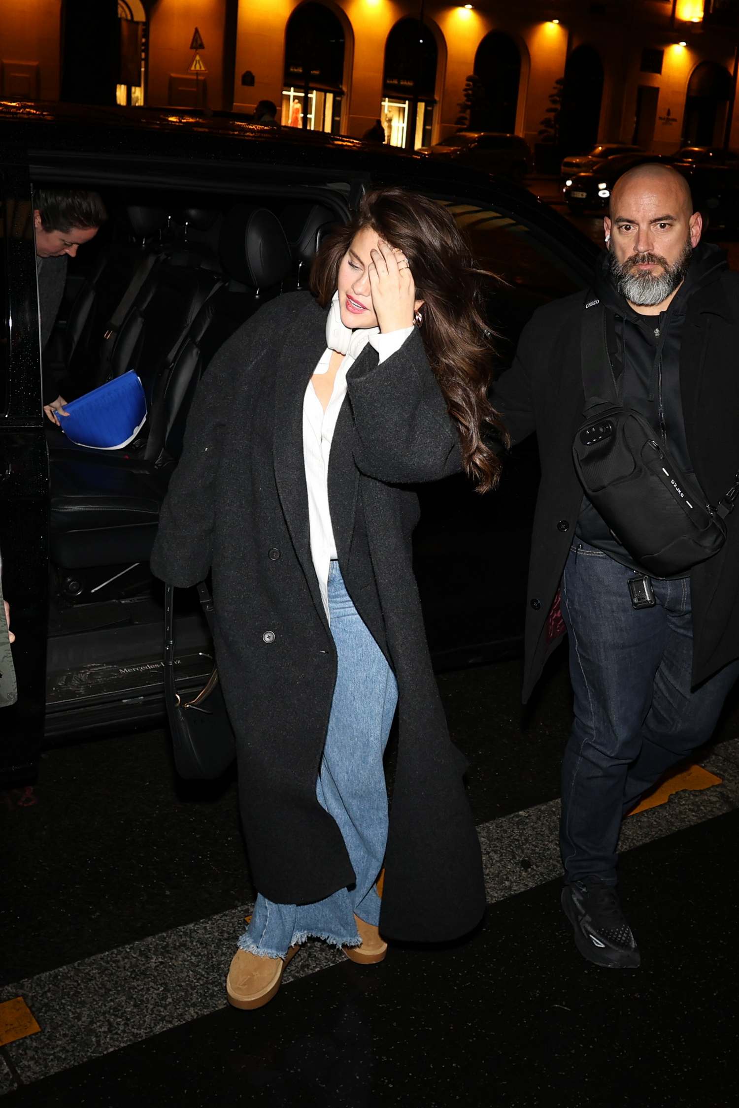 Selena_Gomez_-_Spotted_stopping_for_photos_with_some_of_her_fans_-_Paris2C_France_-_February_182C_2024_06.jpg