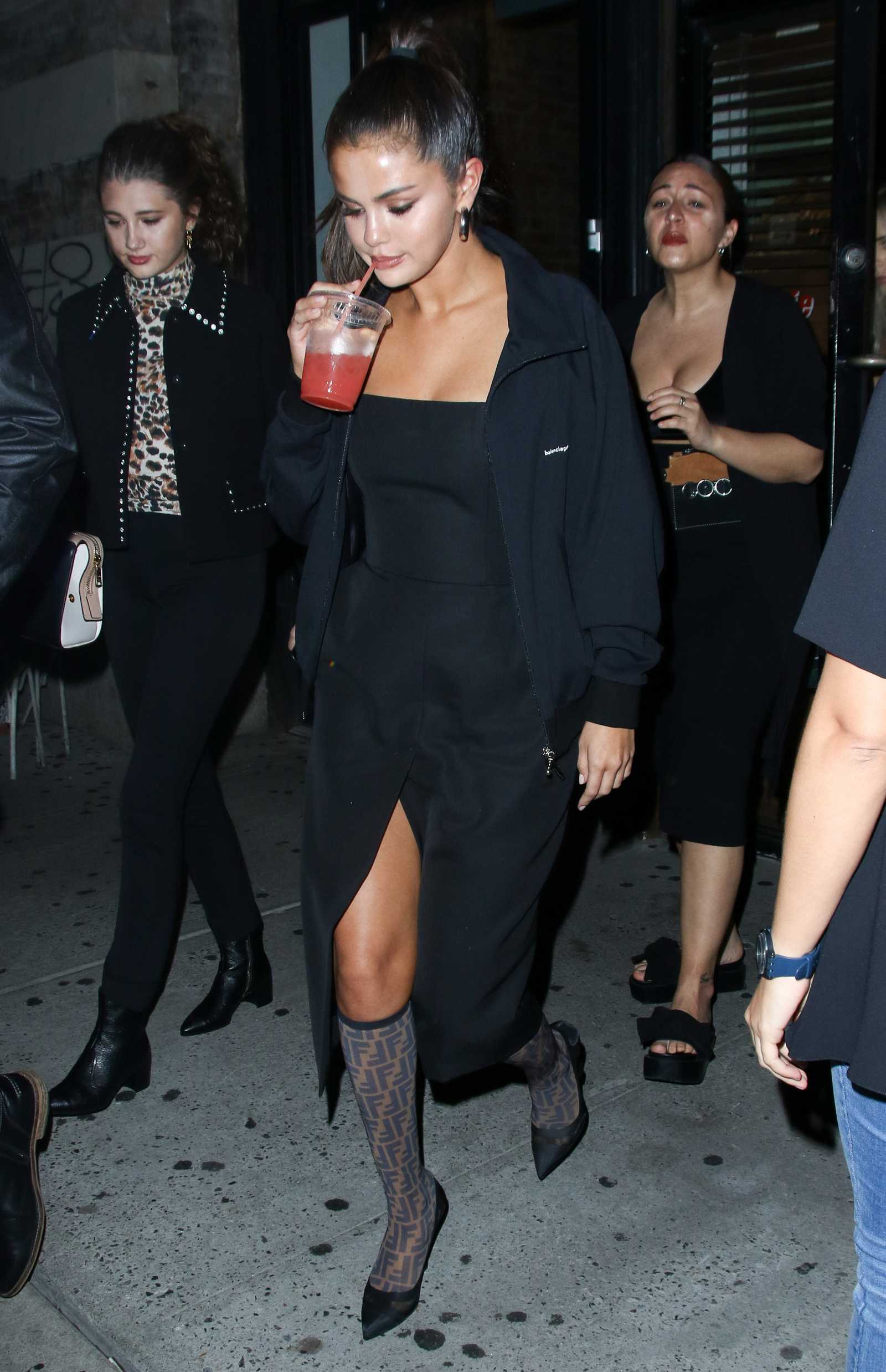 Selena_Gomez_-_Steps_out_for_a_night_out_with_Raquelle_Stevens_in_NYC_September_82C_2018-03.jpg