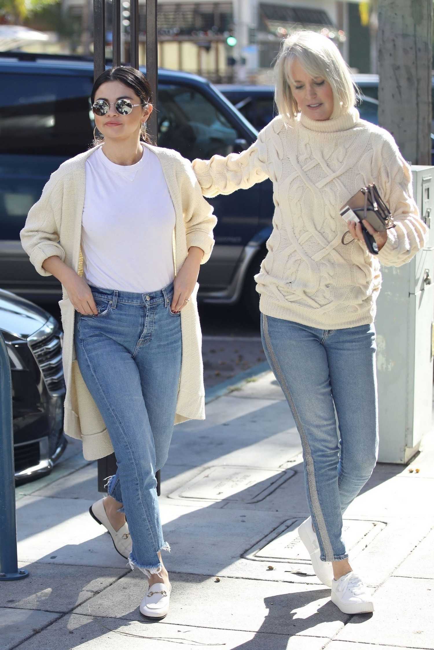 Selena_Gomez_-_Steps_out_wearing_blue_jeans_in_LA_December_282C_2018-03.jpg