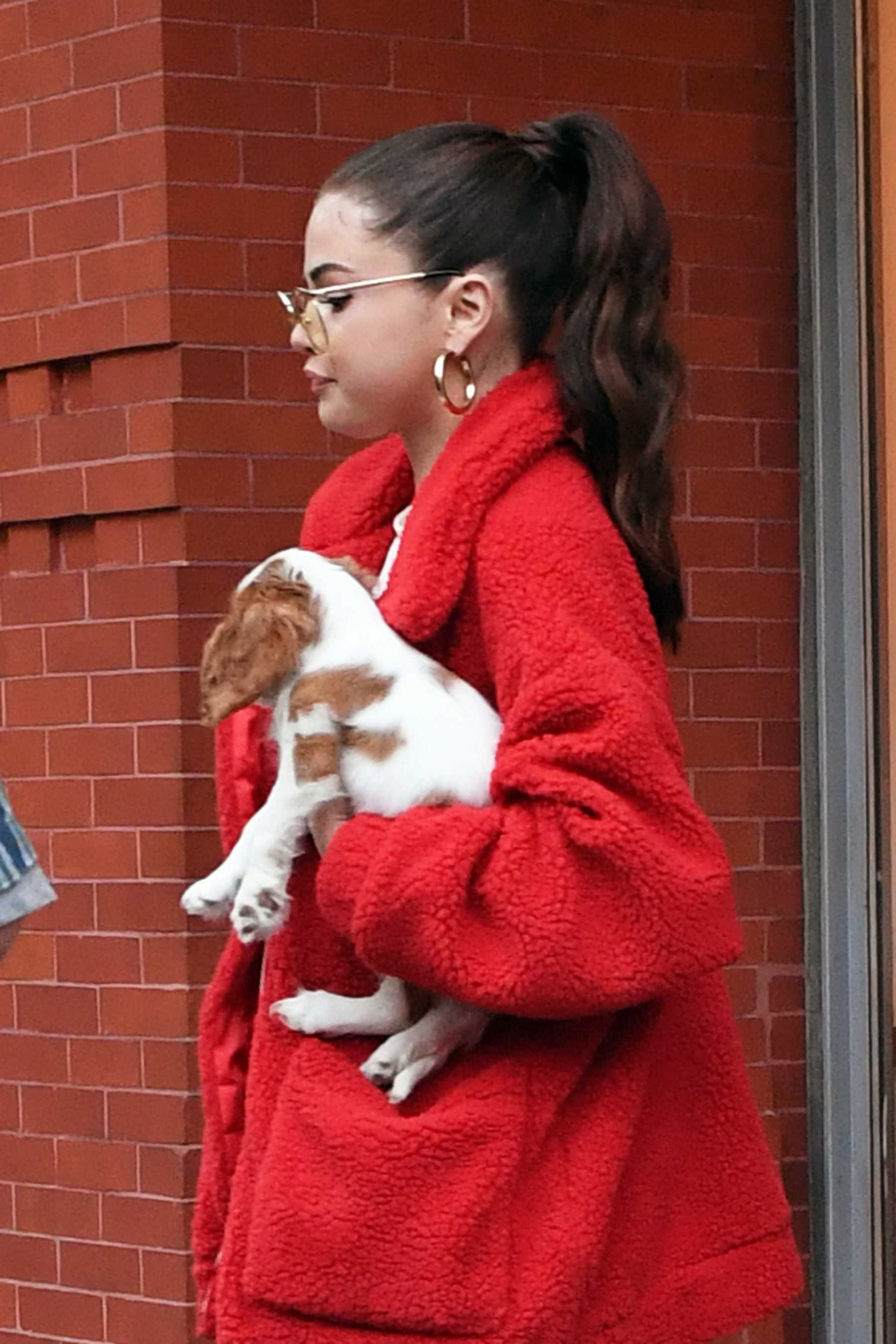 Selena_Gomez_-_Steps_out_with_her_new_puppy_Charlie_in_New_York_City_on_September_16-04.jpg