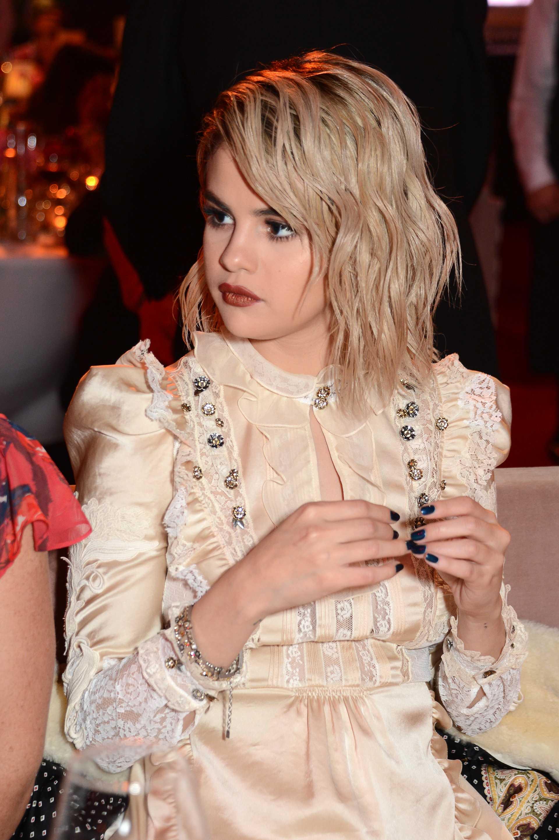Selena_Gomez_-_The_Fashion_Awards_2017_5BInside5D_on_December_4-01.jpg