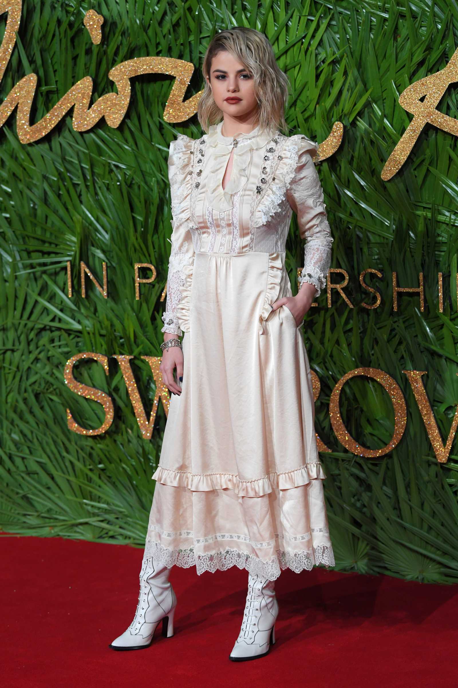 Selena_Gomez_-_The_Fashion_Awards_2017_on_December_4-06.jpg