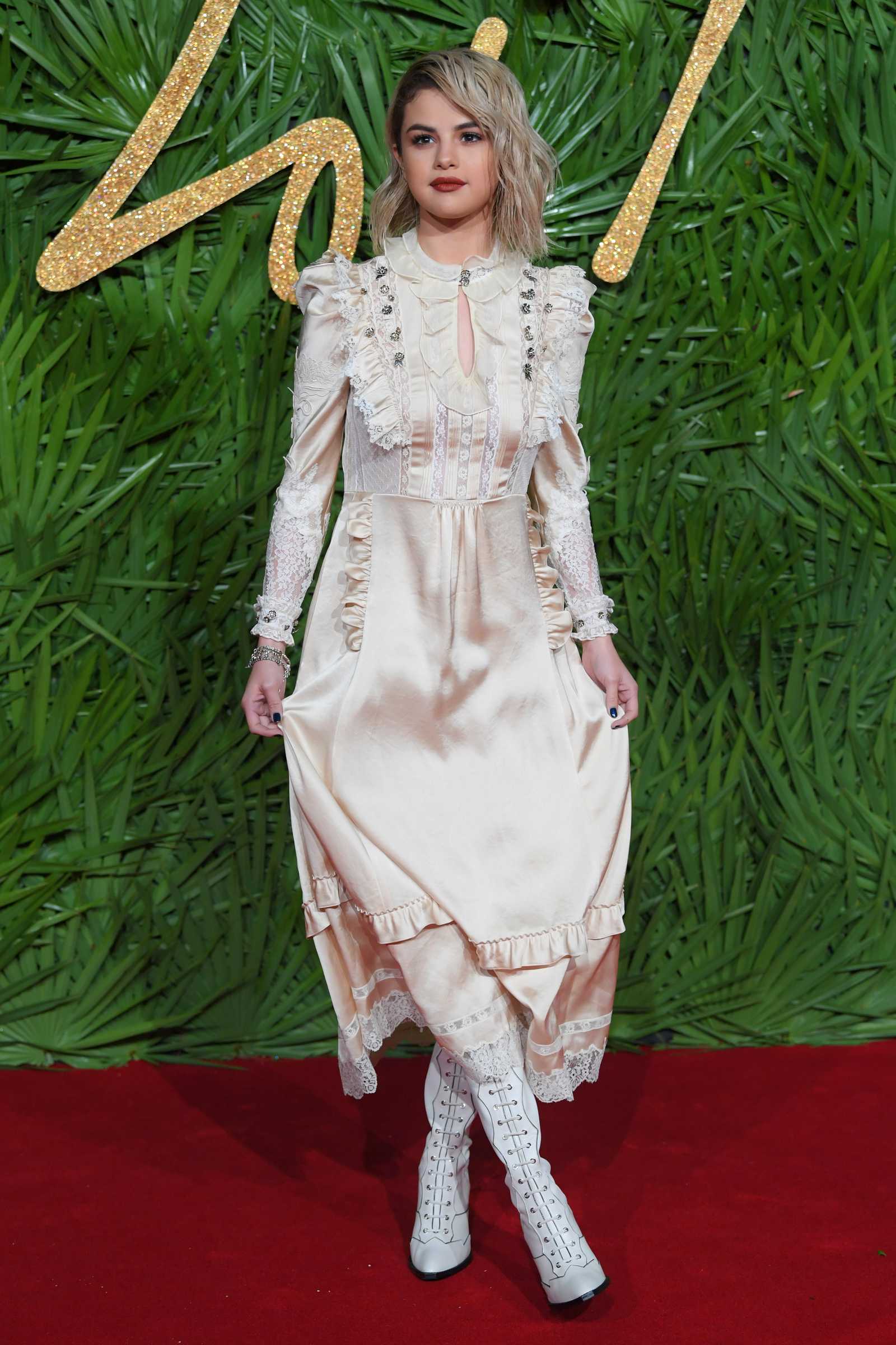 Selena_Gomez_-_The_Fashion_Awards_2017_on_December_4-11.jpg
