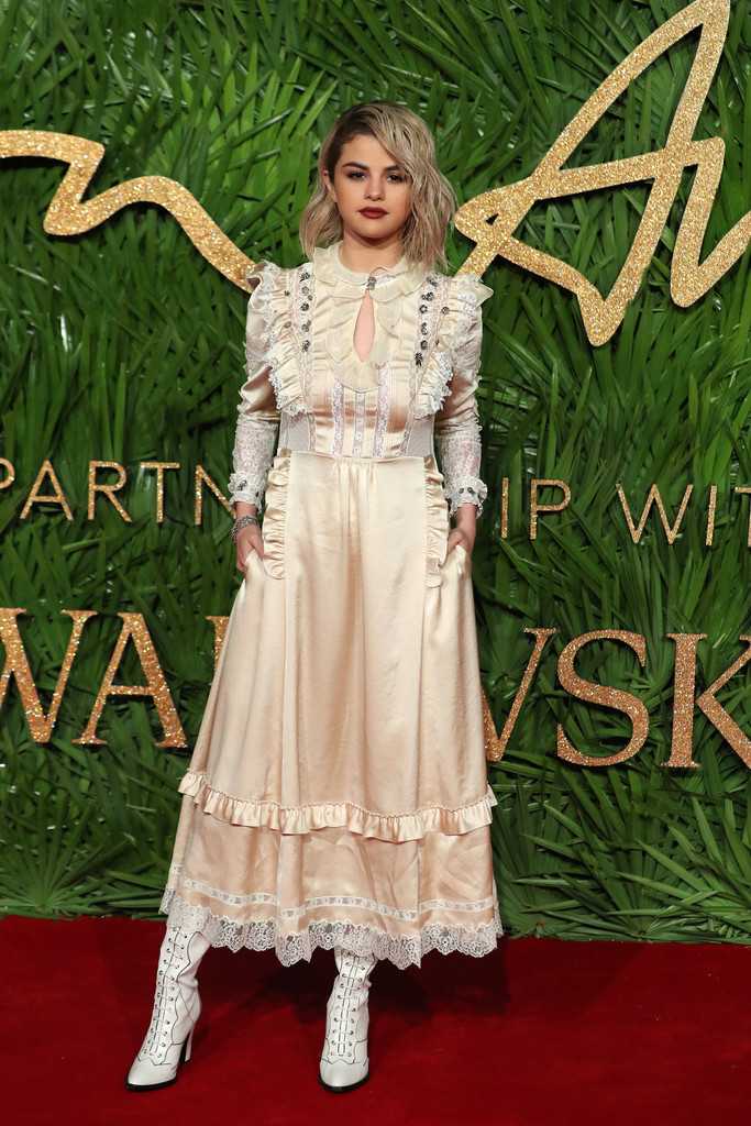 Selena_Gomez_-_The_Fashion_Awards_2017_on_December_4-12.jpg