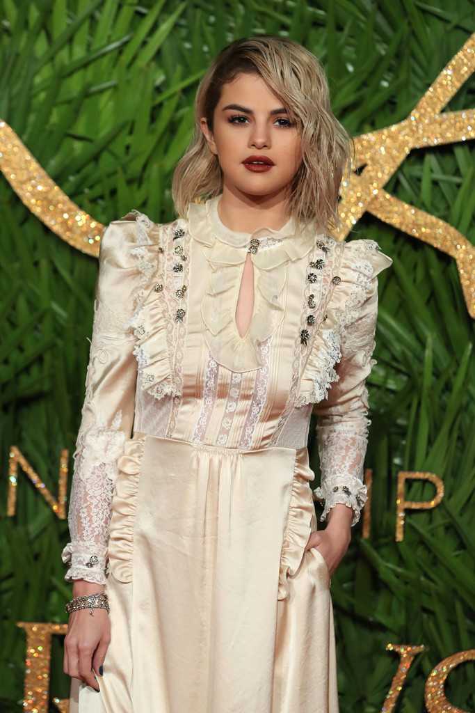 Selena_Gomez_-_The_Fashion_Awards_2017_on_December_4-13.jpg