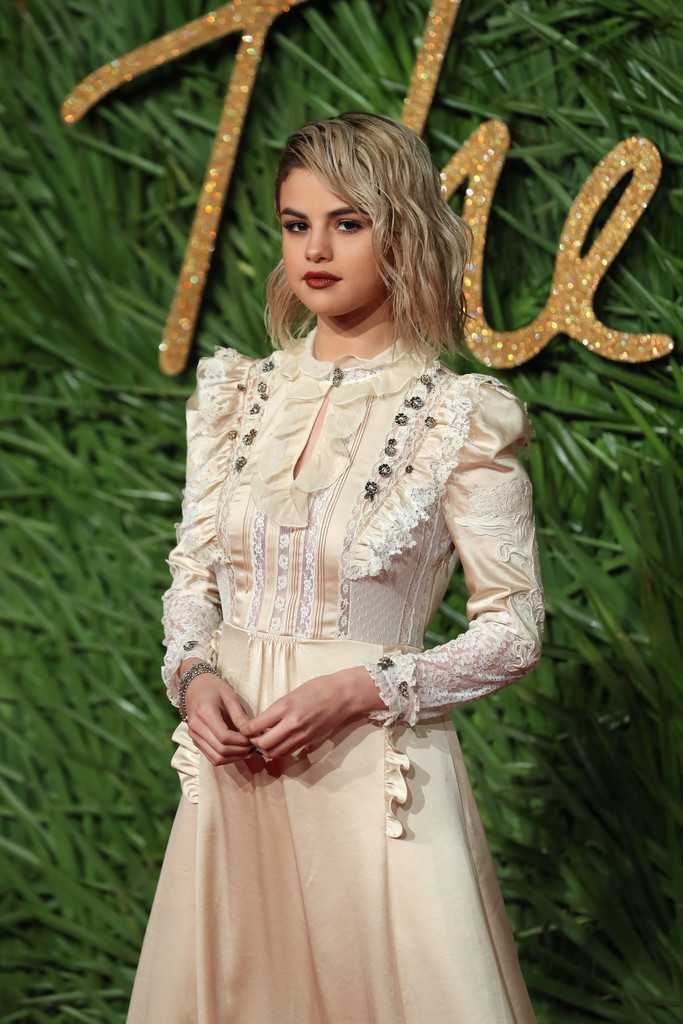 Selena_Gomez_-_The_Fashion_Awards_2017_on_December_4-14.jpg