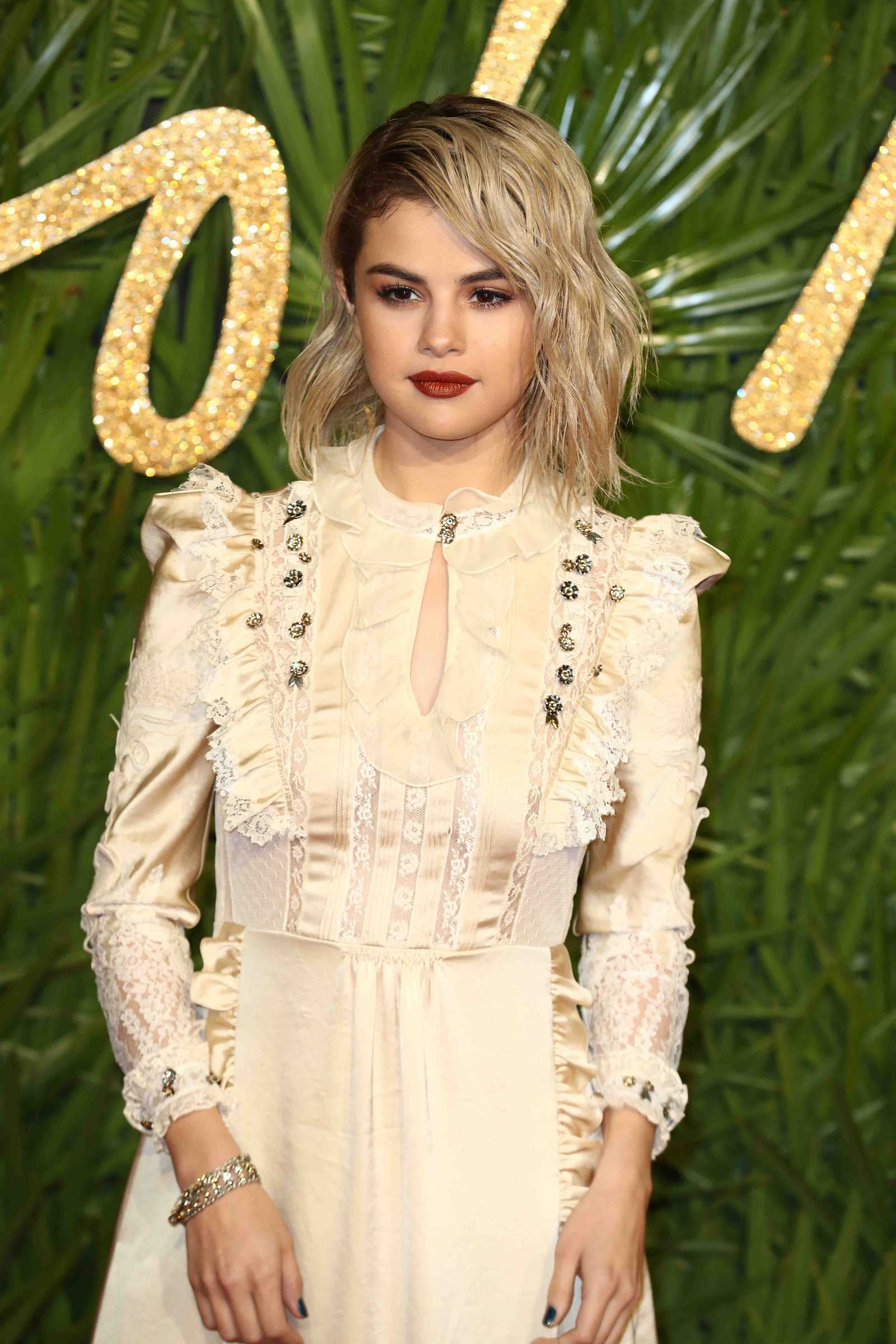 Selena_Gomez_-_The_Fashion_Awards_2017_on_December_4-16.jpg