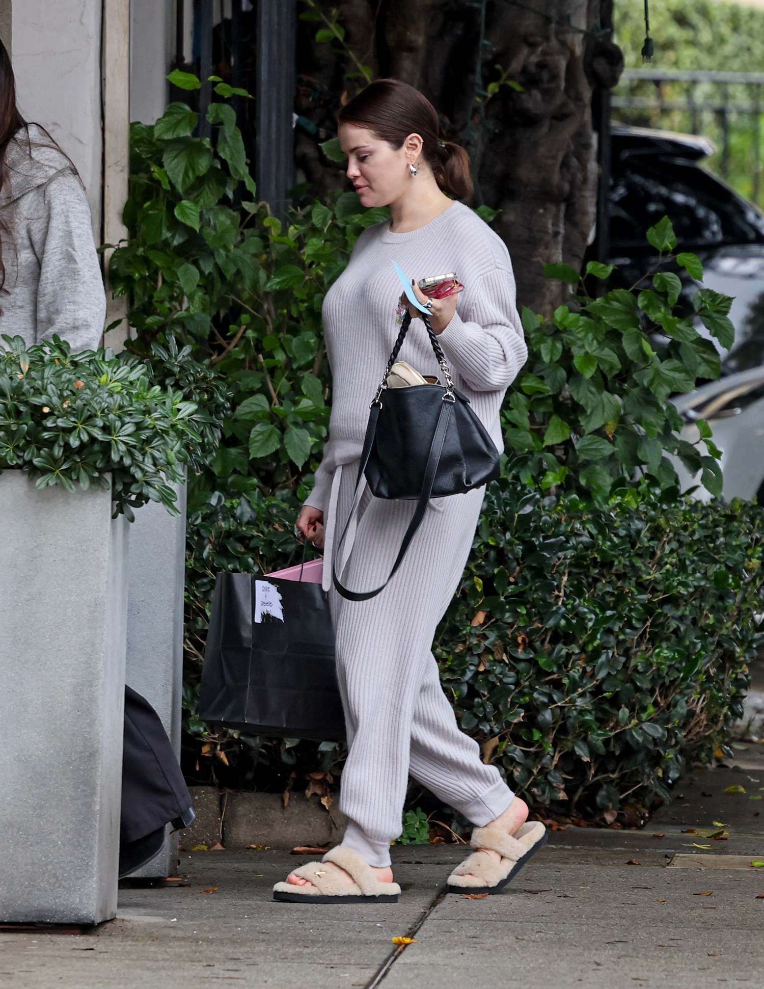 Selena_Gomez_-_Visiting_a_salon_in_West_Hollywood_January_222C_202402.jpg