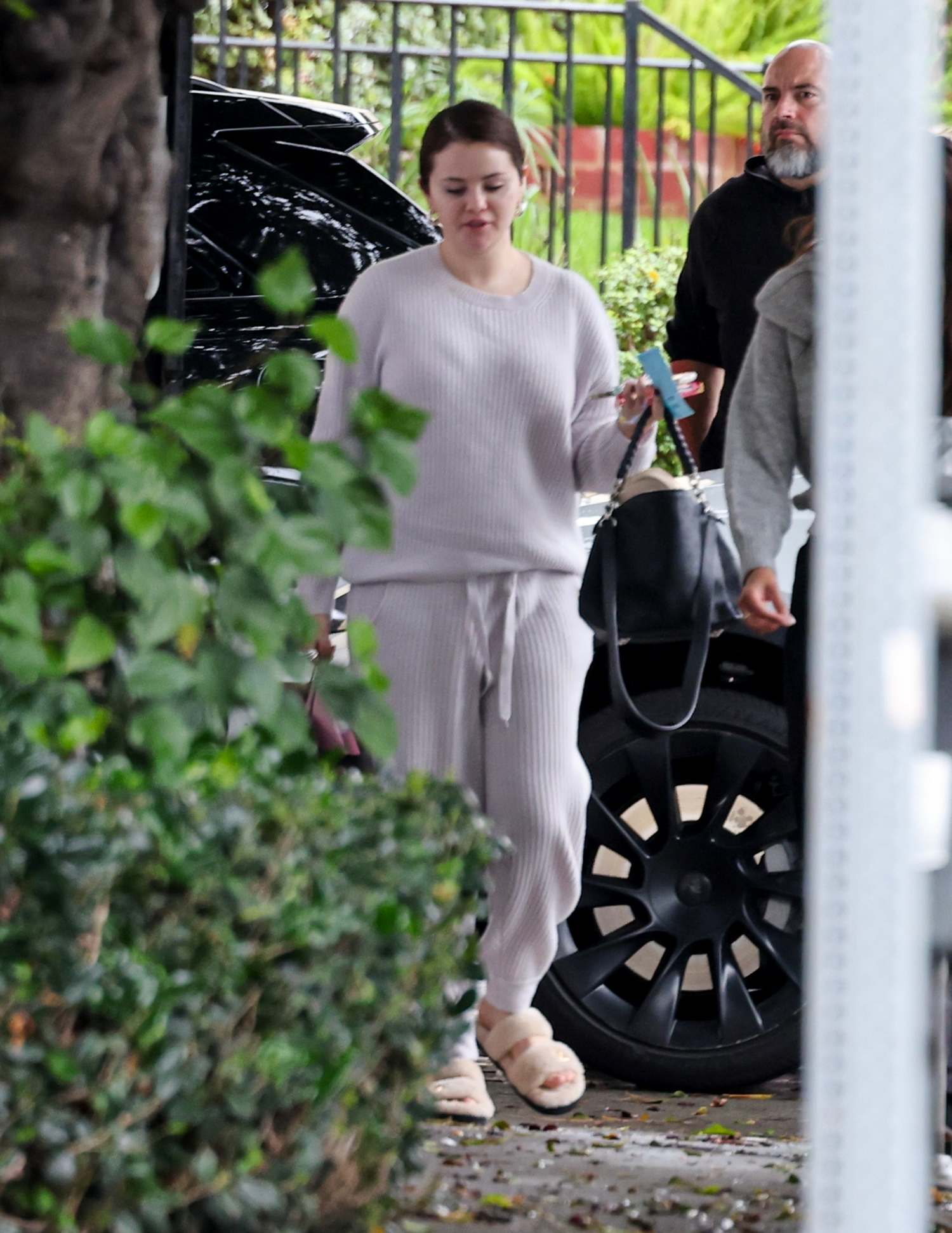 Selena_Gomez_-_Visiting_a_salon_in_West_Hollywood_January_222C_202404.jpg