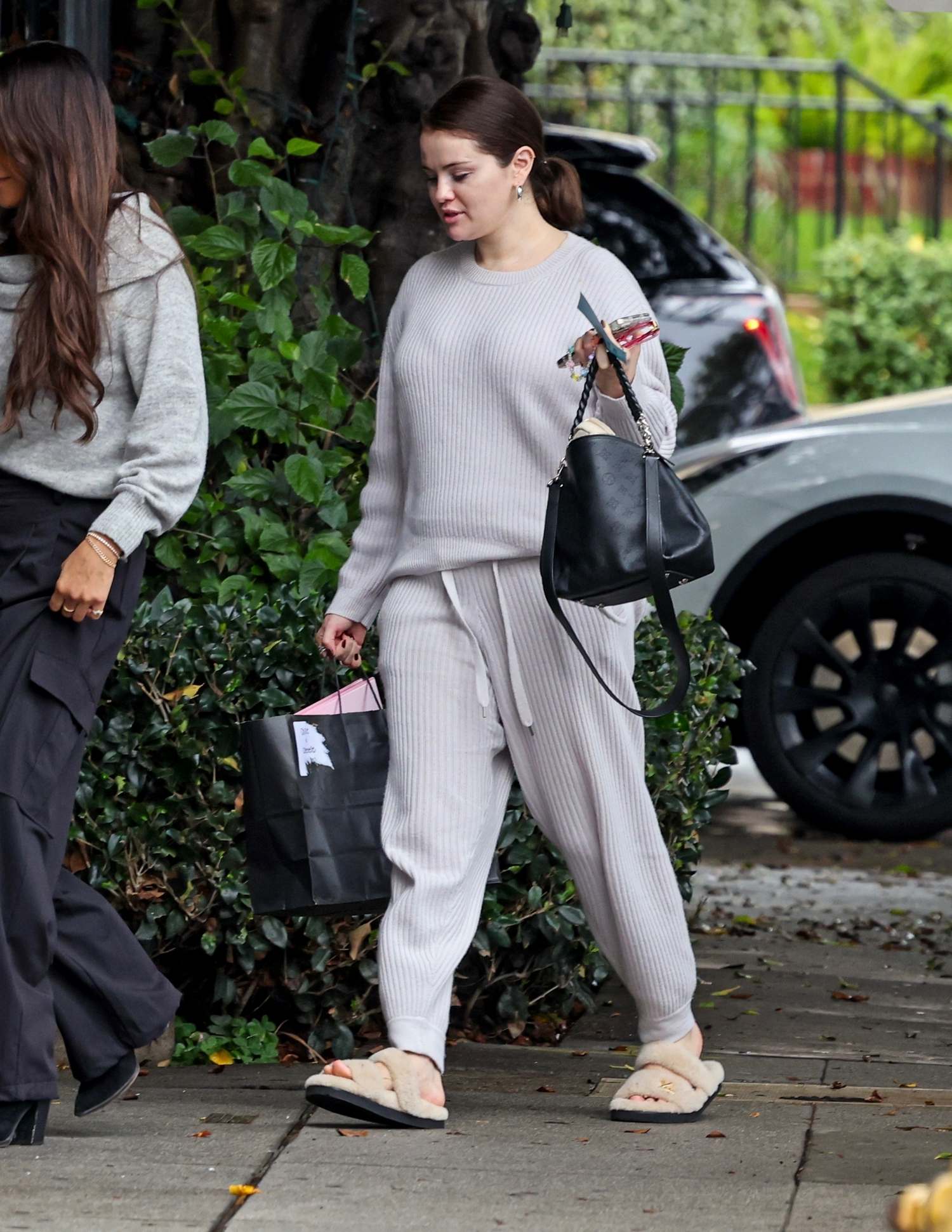 Selena_Gomez_-_Visiting_a_salon_in_West_Hollywood_January_222C_202405.jpg