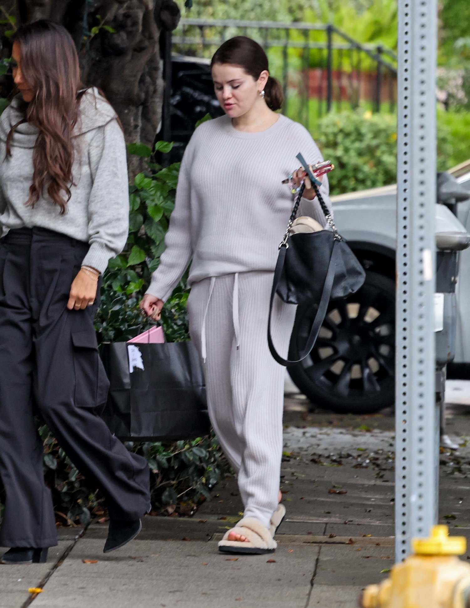 Selena_Gomez_-_Visiting_a_salon_in_West_Hollywood_January_222C_202406.jpg