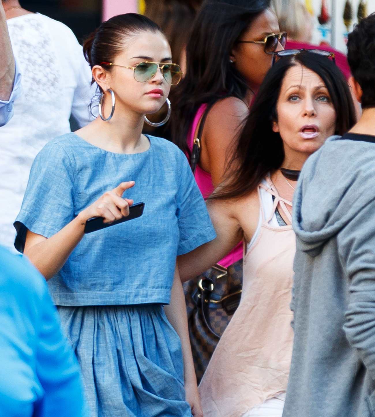 Selena_Gomez_-_Visits_911_Memorial_with_her_mom_and_her_cousins_in_New_York_-_September_24-04.jpg