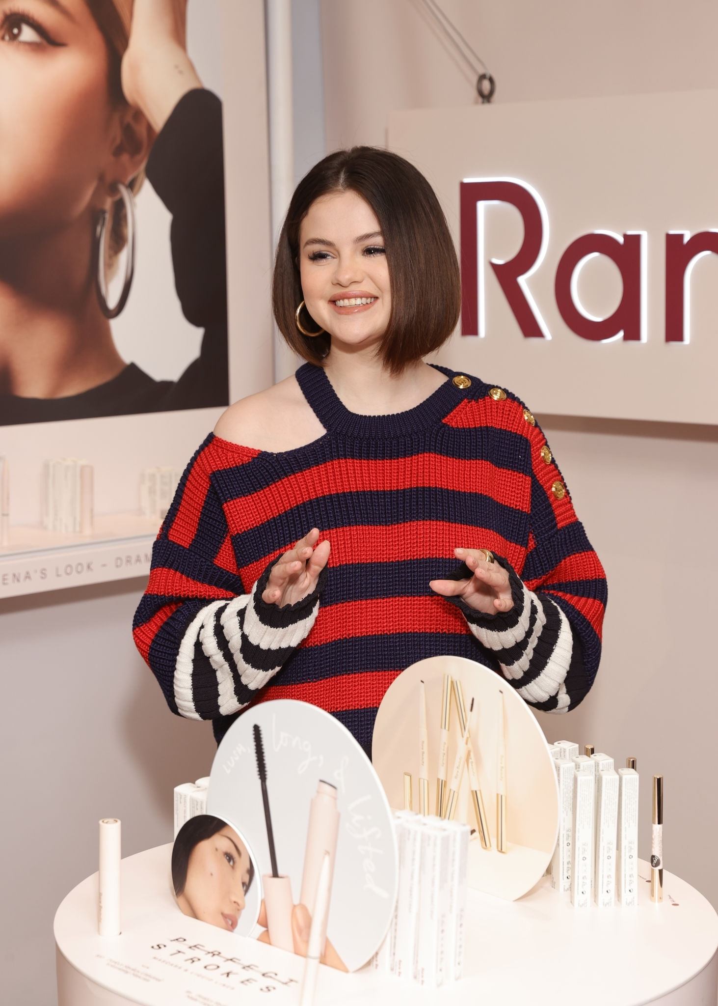 Selena_Gomez_-_Visits_Sephora_Times_Square_in_New_York_City_November_42C_202101.jpg