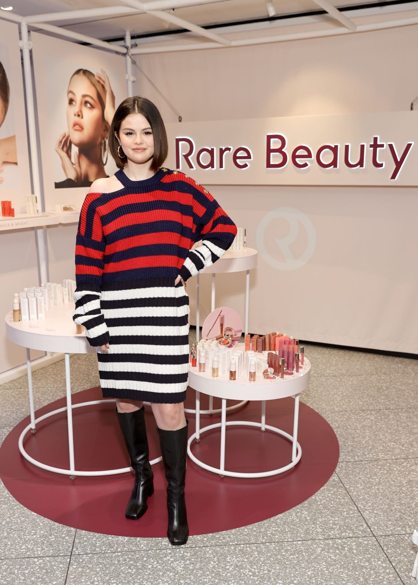 Selena_Gomez_-_Visits_Sephora_Times_Square_in_New_York_City_November_42C_202102.jpg