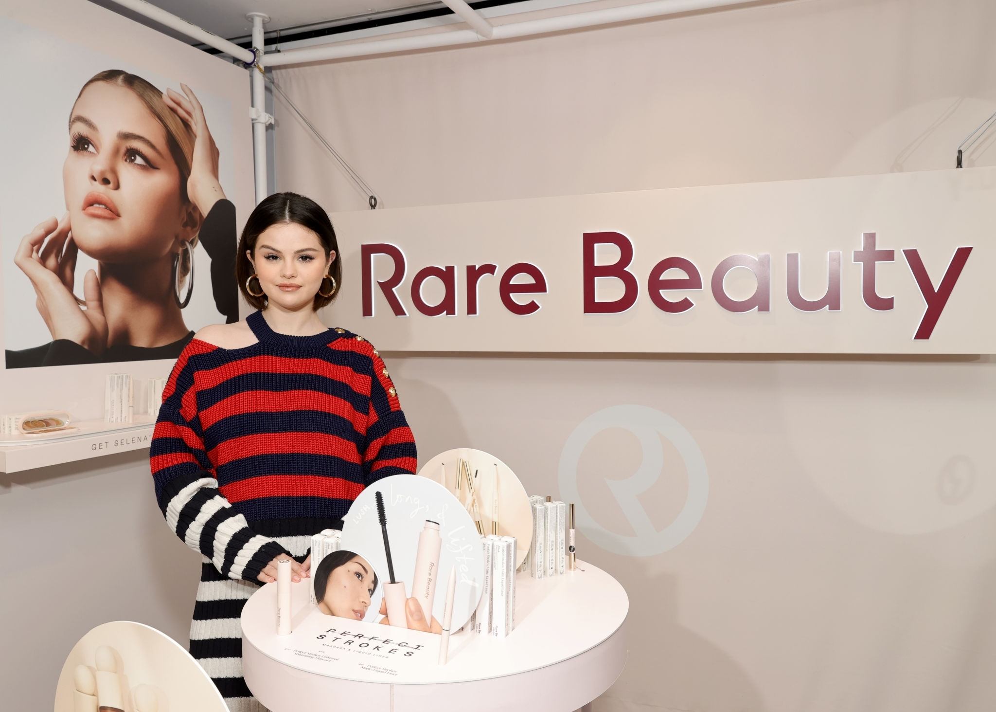 Selena_Gomez_-_Visits_Sephora_Times_Square_in_New_York_City_November_42C_202105.jpg