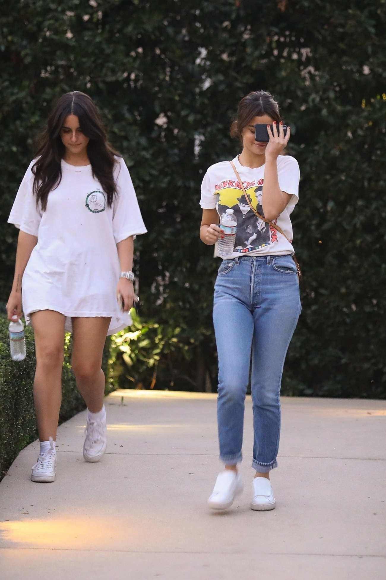 Selena_Gomez_-_Visits_a_friends_house_in_Los_Angeles2C_CA_-_January_3100003.jpg