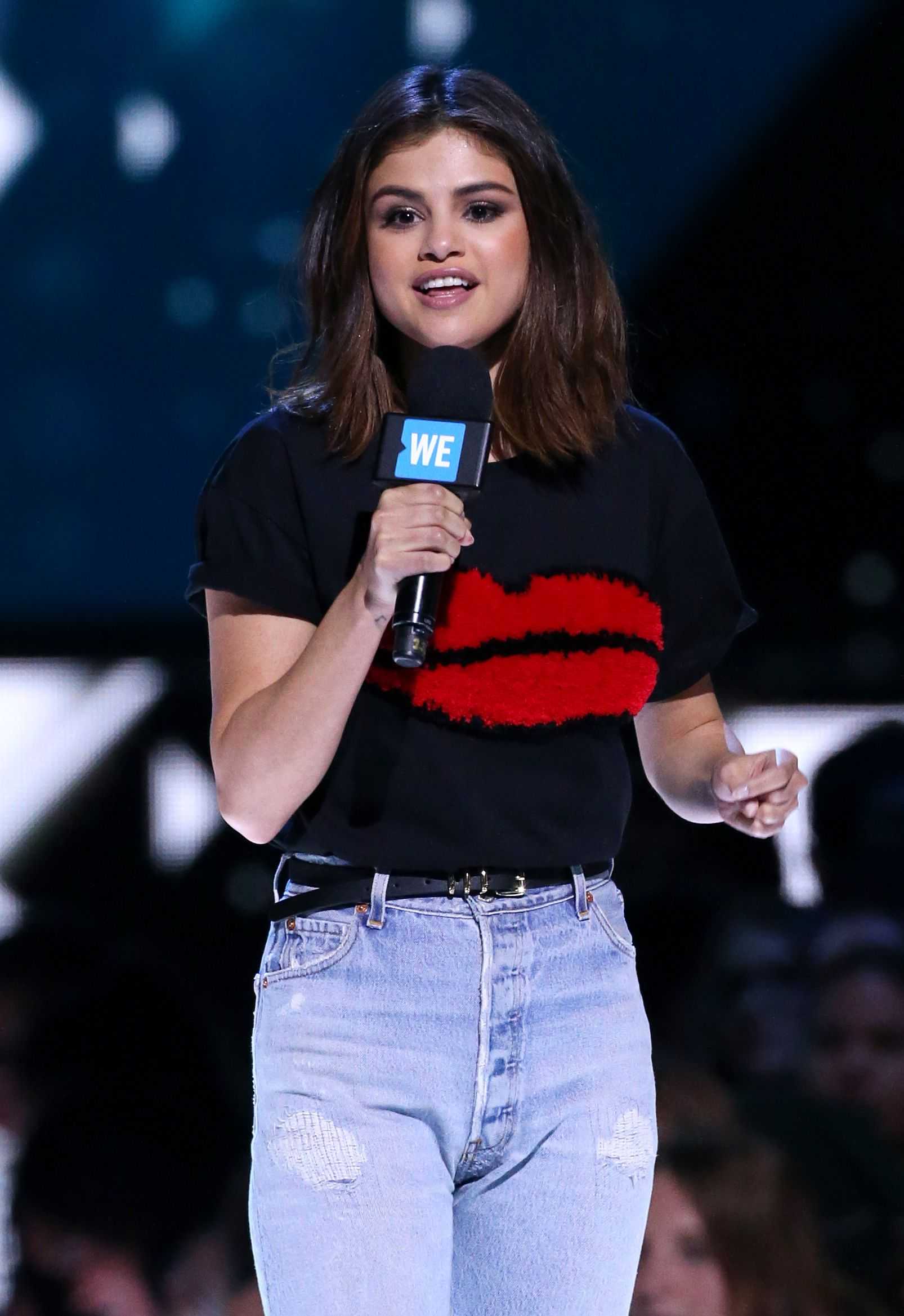 Selena_Gomez_-_WE_Day_California_5BShow5D_-_April_27-12.jpg