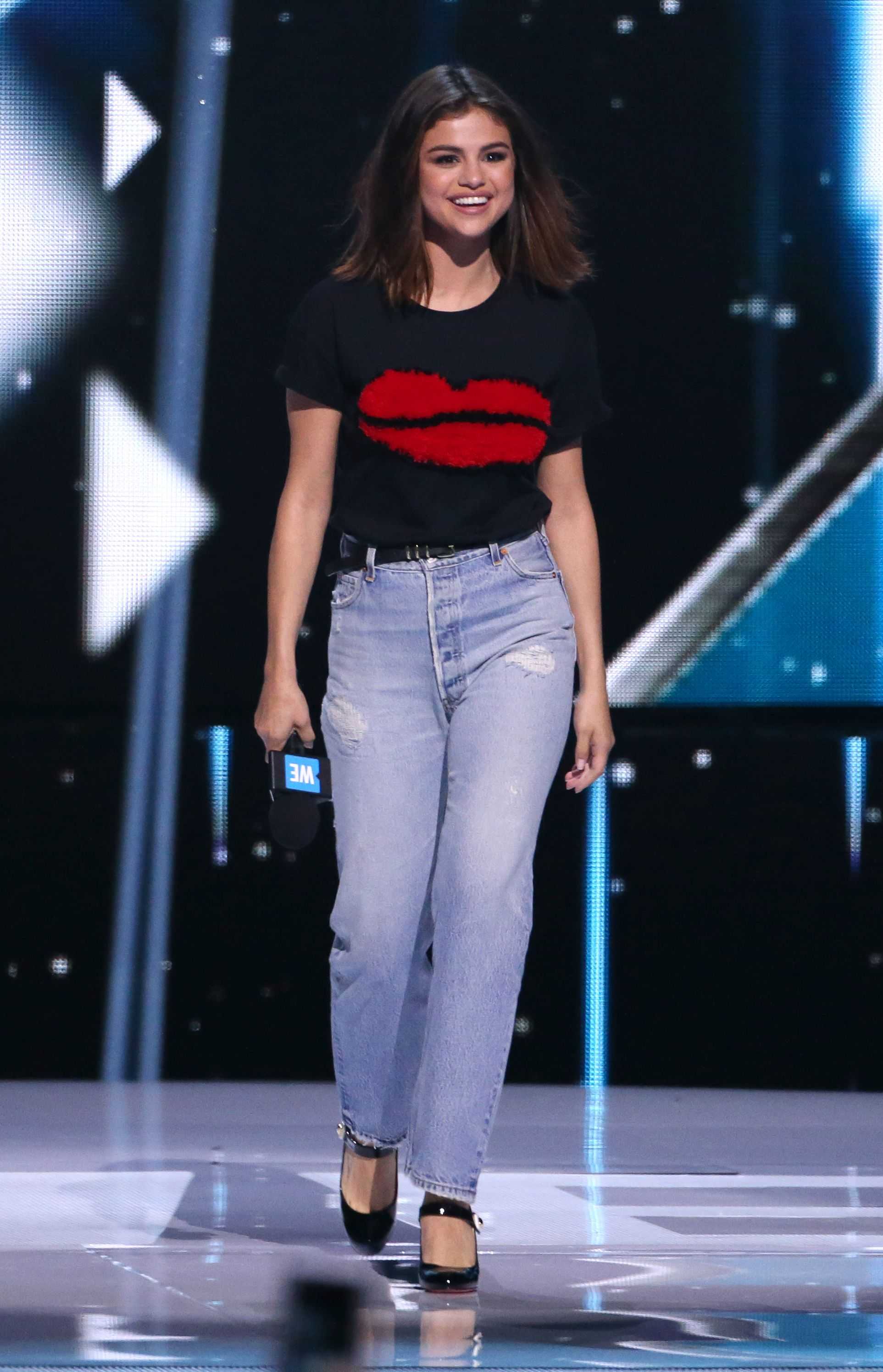 Selena_Gomez_-_WE_Day_California_5BShow5D_-_April_27-34.jpg