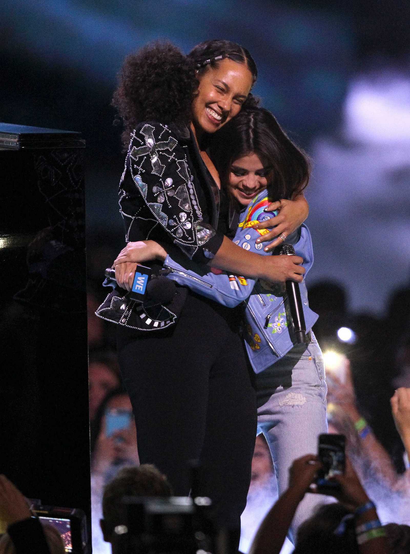 Selena_Gomez_-_WE_Day_California_5BShow5D_-_April_27-48.jpg