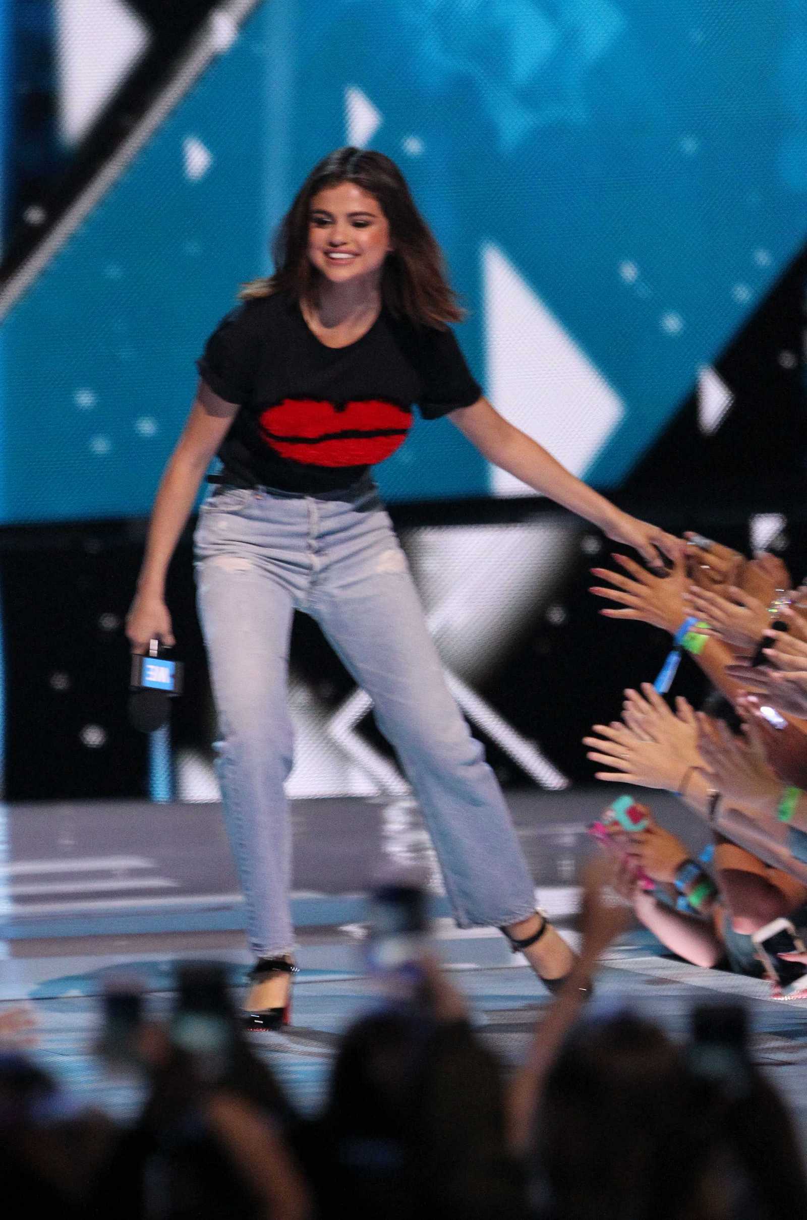 Selena_Gomez_-_WE_Day_California_5BShow5D_-_April_27-67.jpg