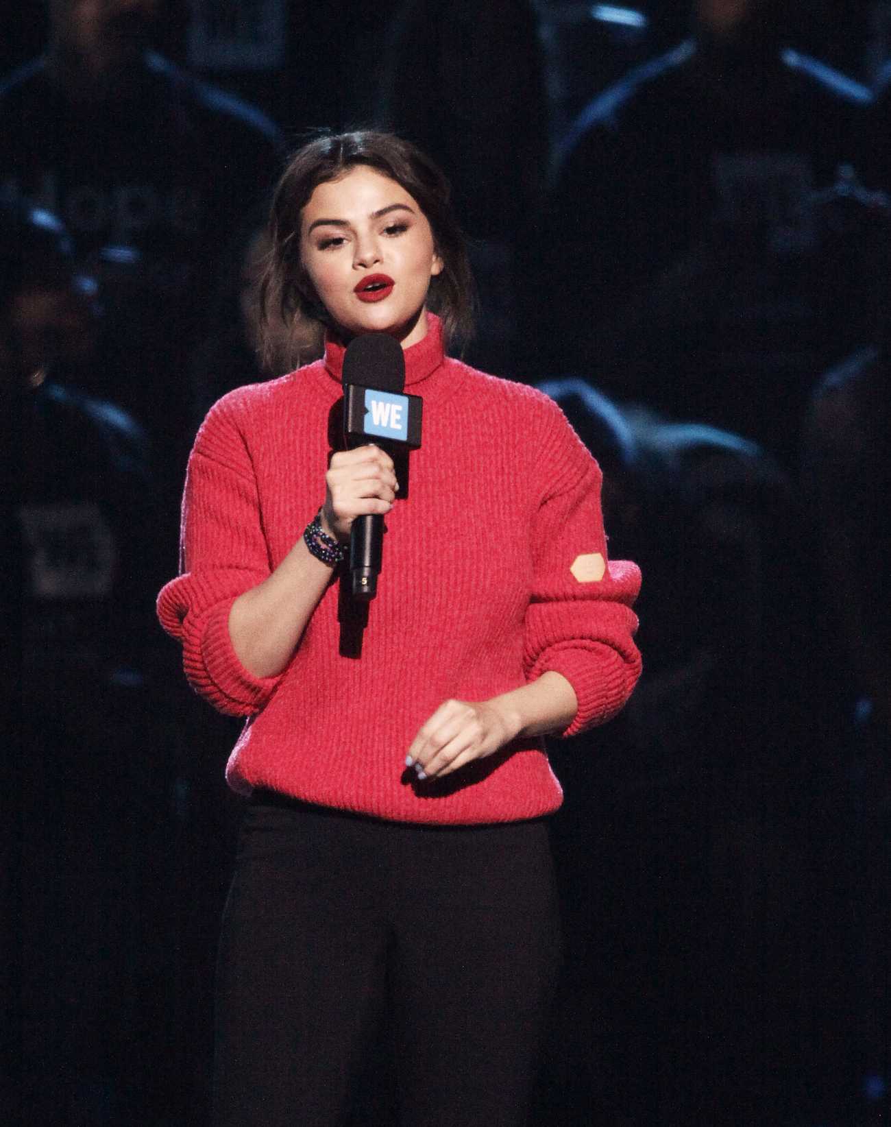 Selena_Gomez_-_WE_Day_California_in_Los_Angeles_Show_on_April_19-03.jpg