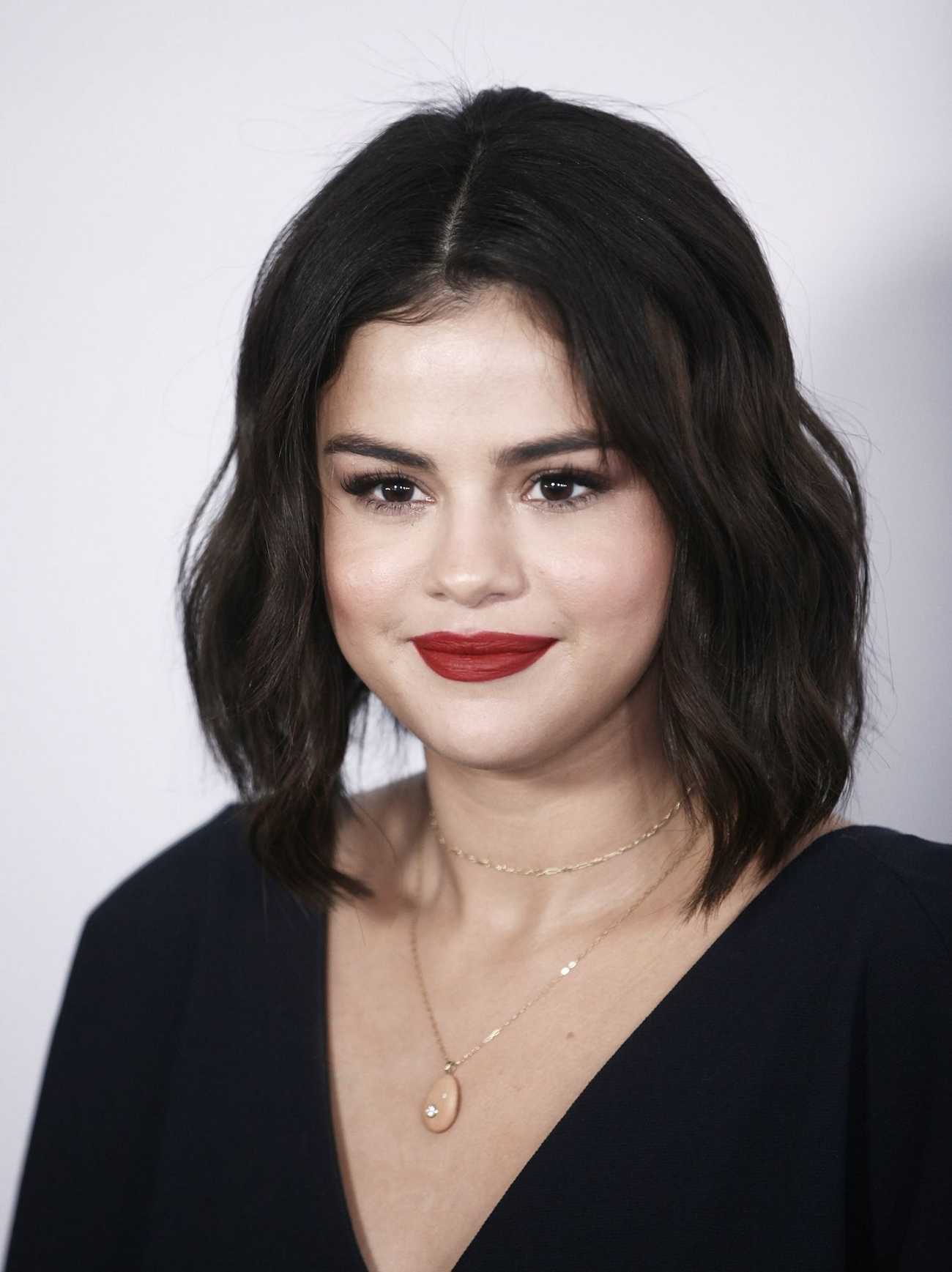 Selena_Gomez_-_WE_Day_California_in_Los_Angeles_on_April_19-02.jpg