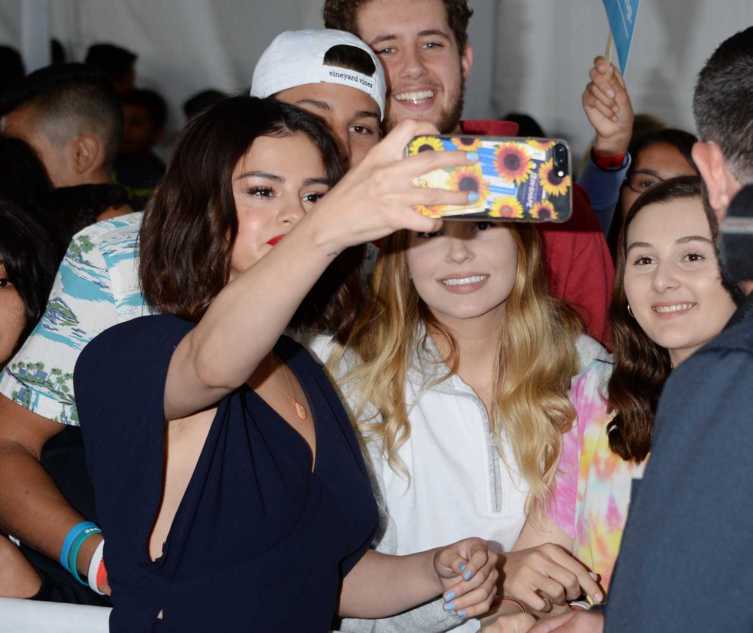 Selena_Gomez_-_WE_Day_California_in_Los_Angeles_on_April_19-05.jpg