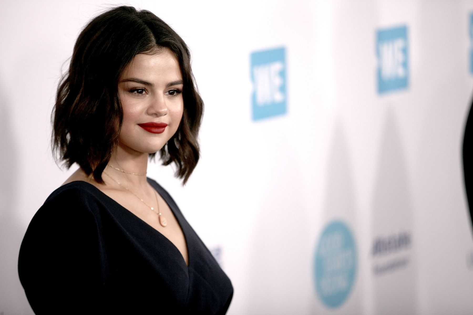 Selena_Gomez_-_WE_Day_California_in_Los_Angeles_on_April_19-21.jpg