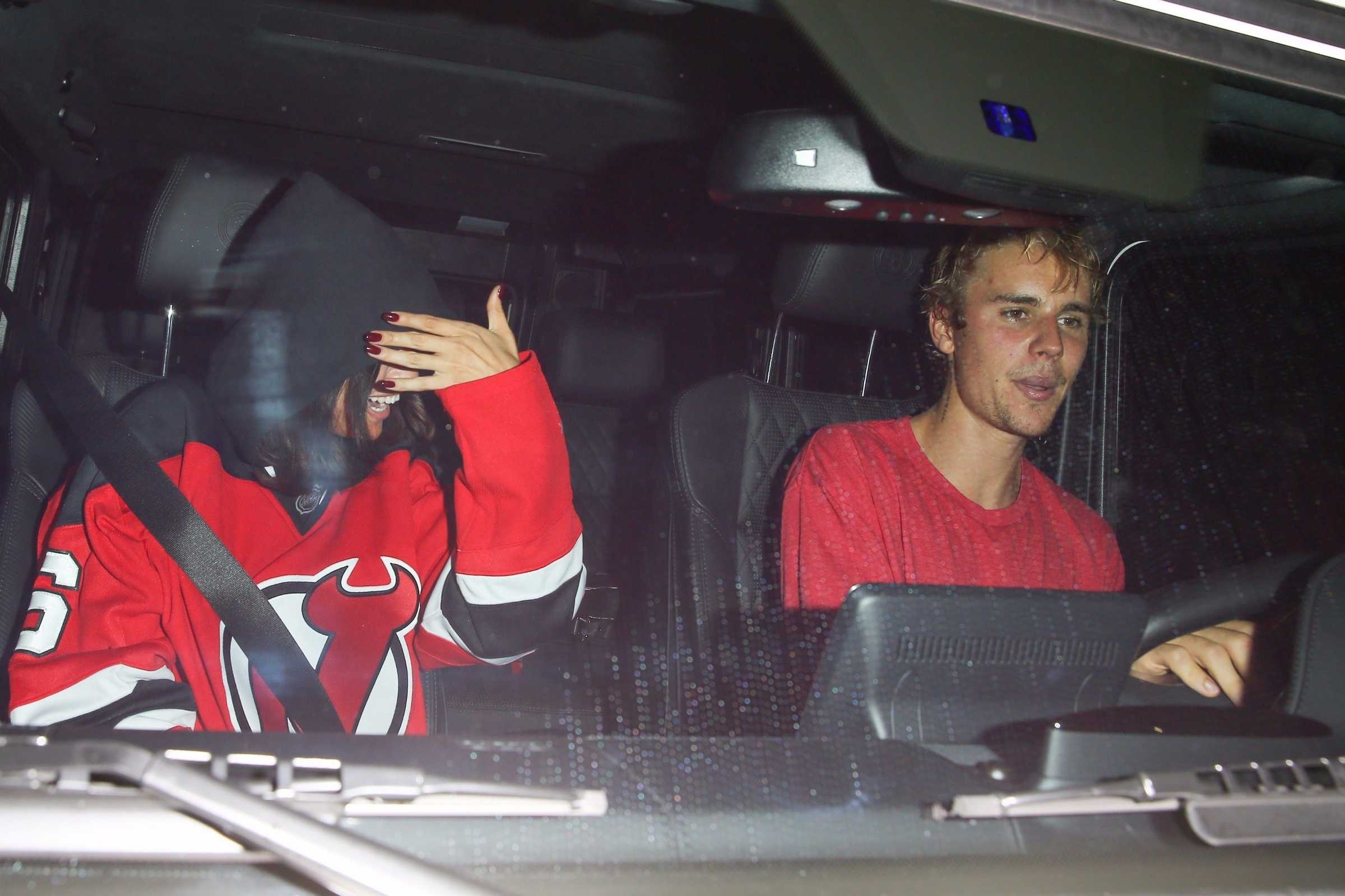 Selena_Gomez_-_Watches_Justin_Bieber_play_Hokey_in_LA_on_November_1-15.jpg