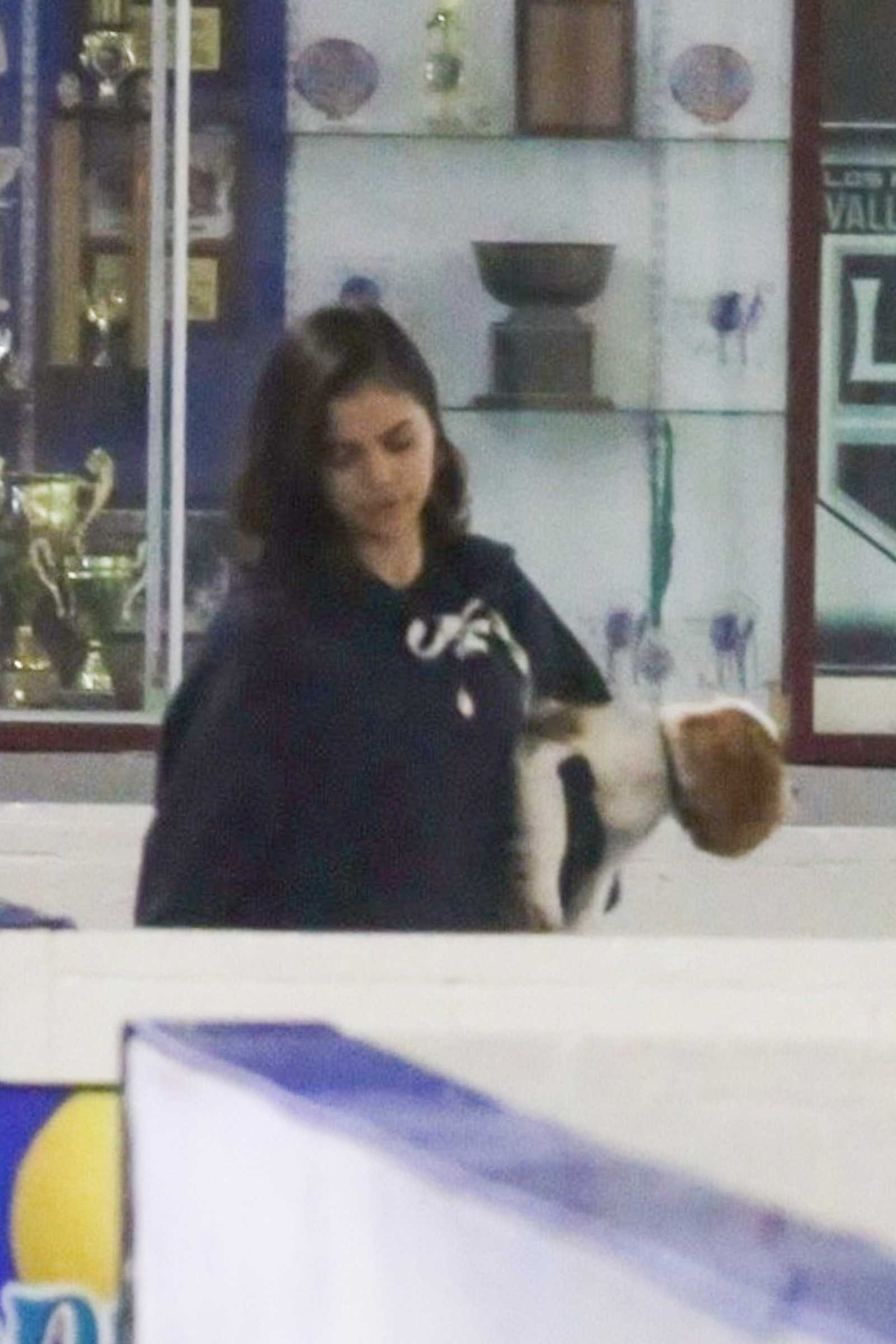 Selena_Gomez_-_Watching_Justin_Bieber_play_Ice_Hockey_in_Los_Angeles_on_November_15-01.jpg