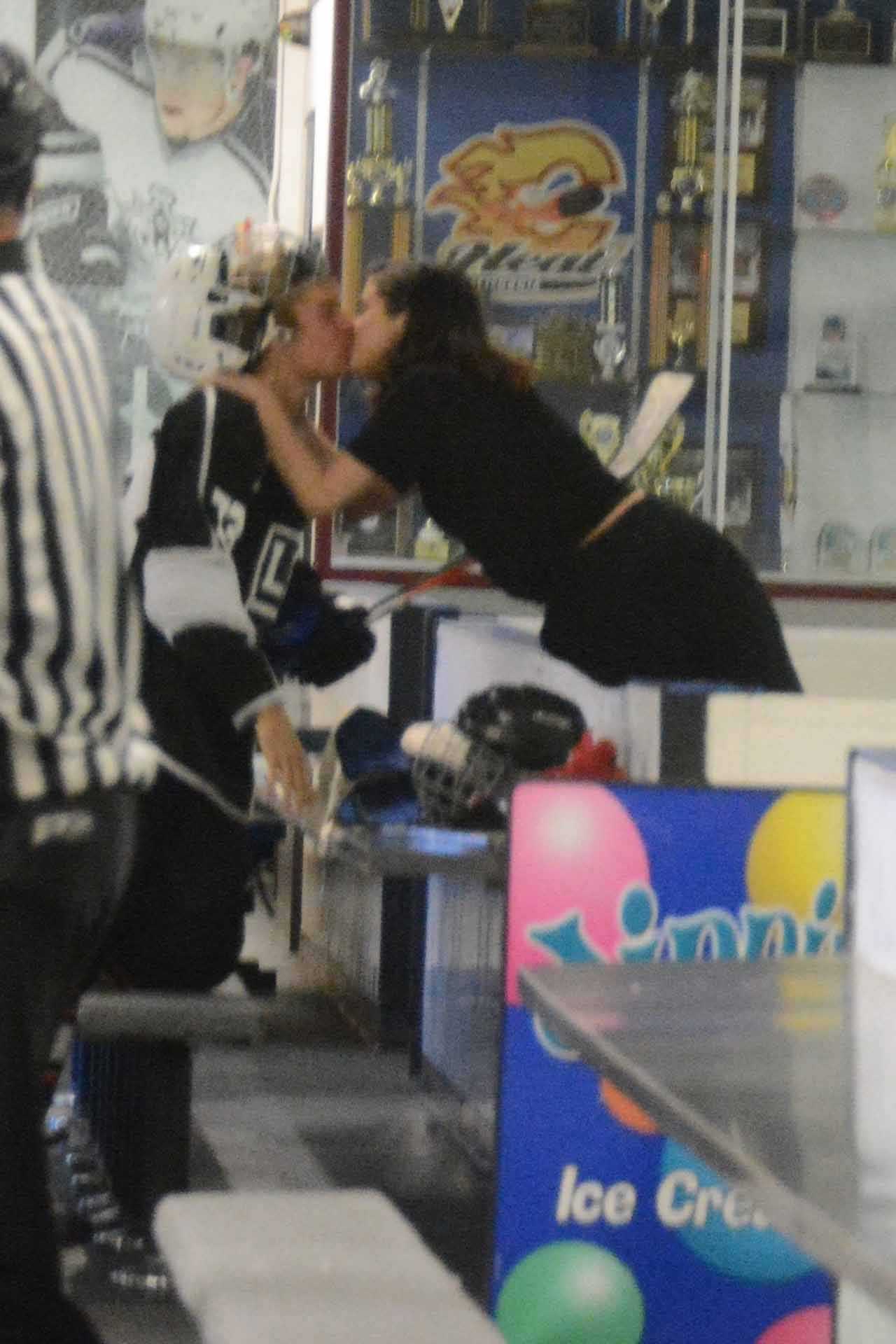 Selena_Gomez_-_Watching_Justin_Bieber_play_Ice_Hockey_in_Los_Angeles_on_November_15-16.jpg