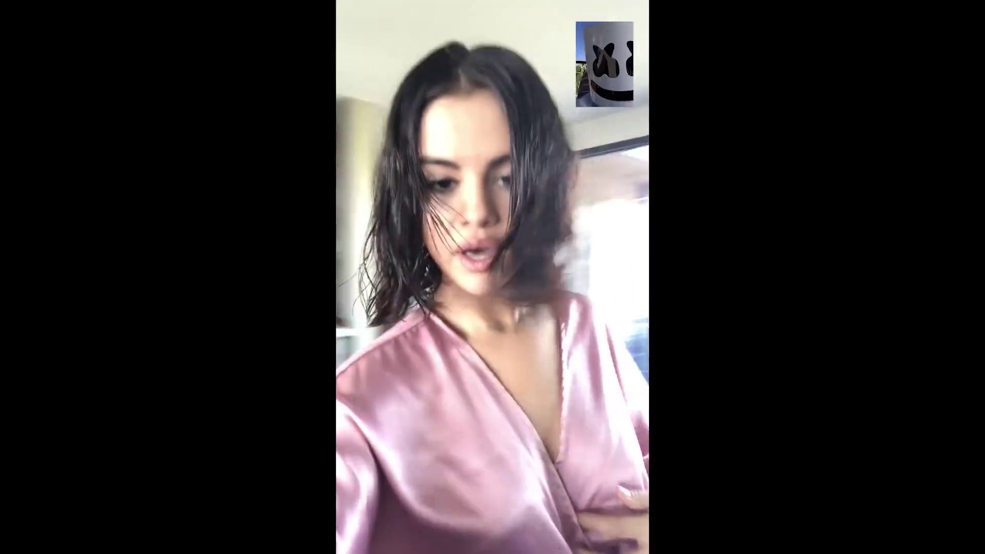 Selena_Gomez_-_Wolves_MV-110.jpg