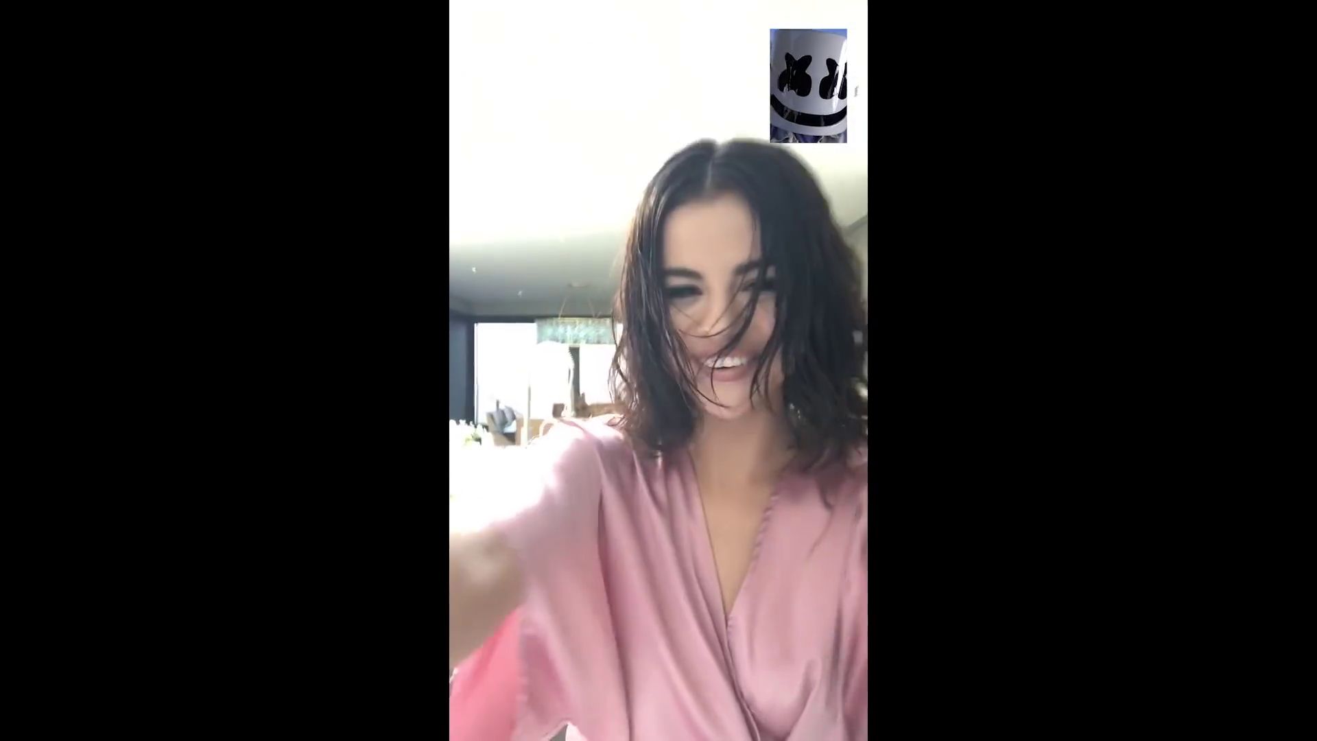 Selena_Gomez_-_Wolves_MV-71.jpg
