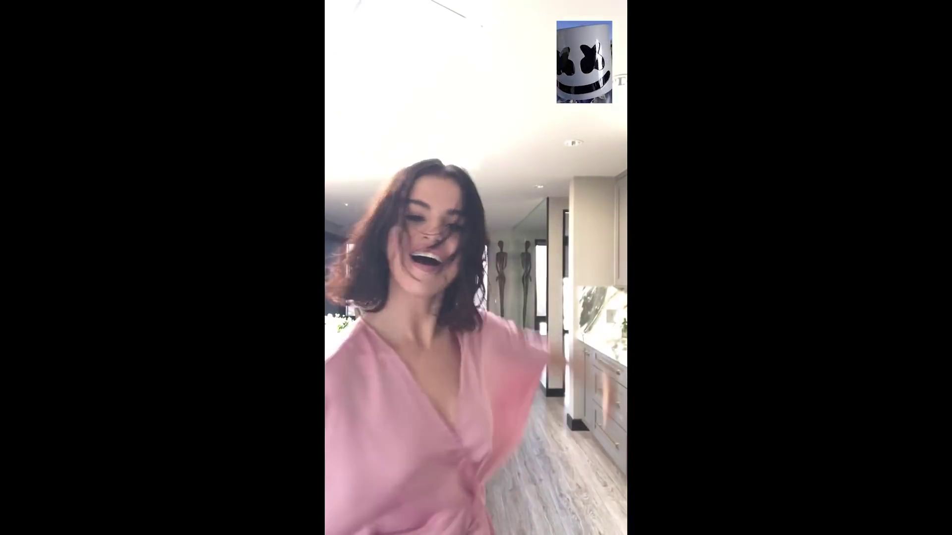 Selena_Gomez_-_Wolves_MV-73.jpg