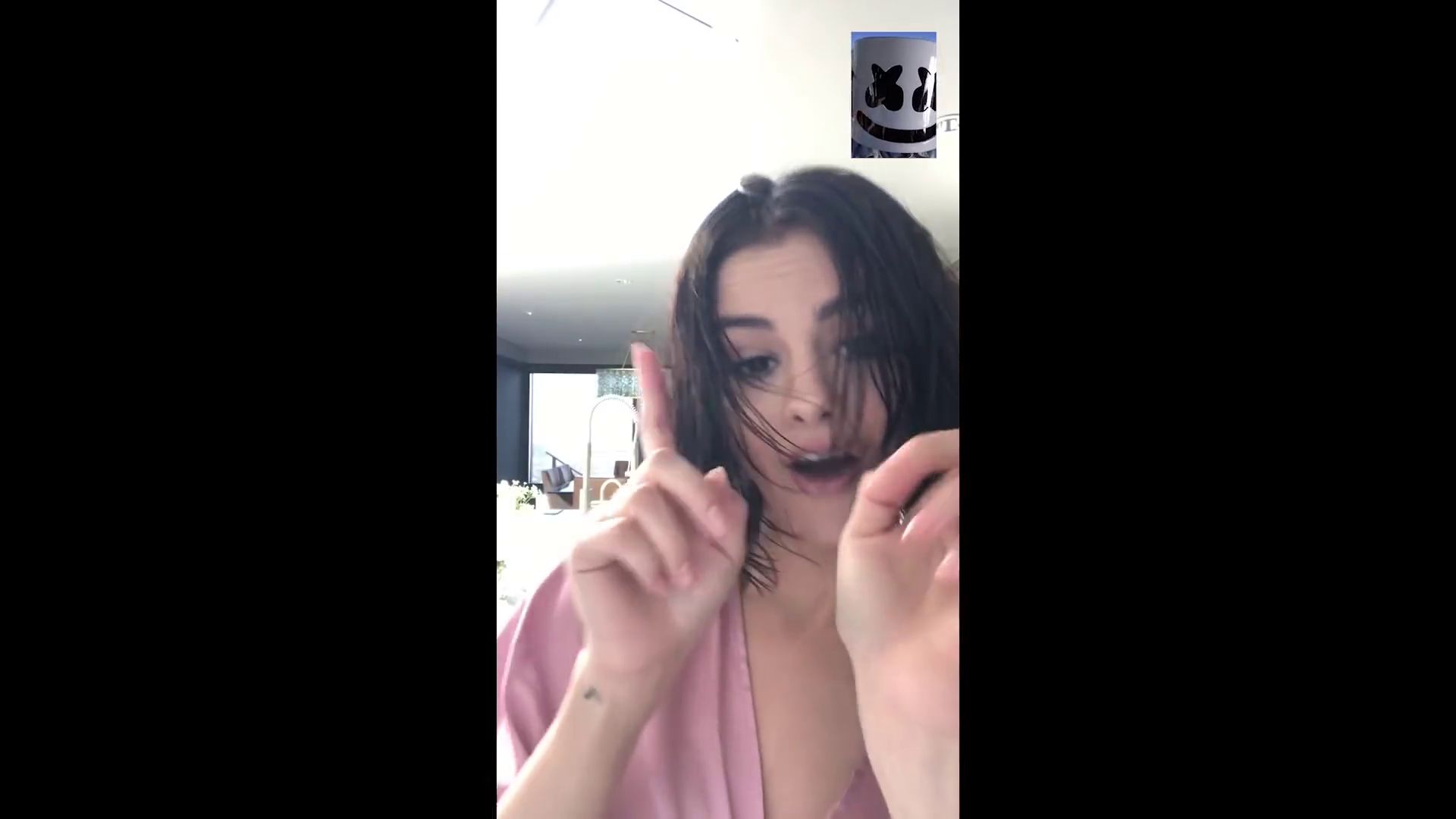 Selena_Gomez_-_Wolves_MV-95.jpg