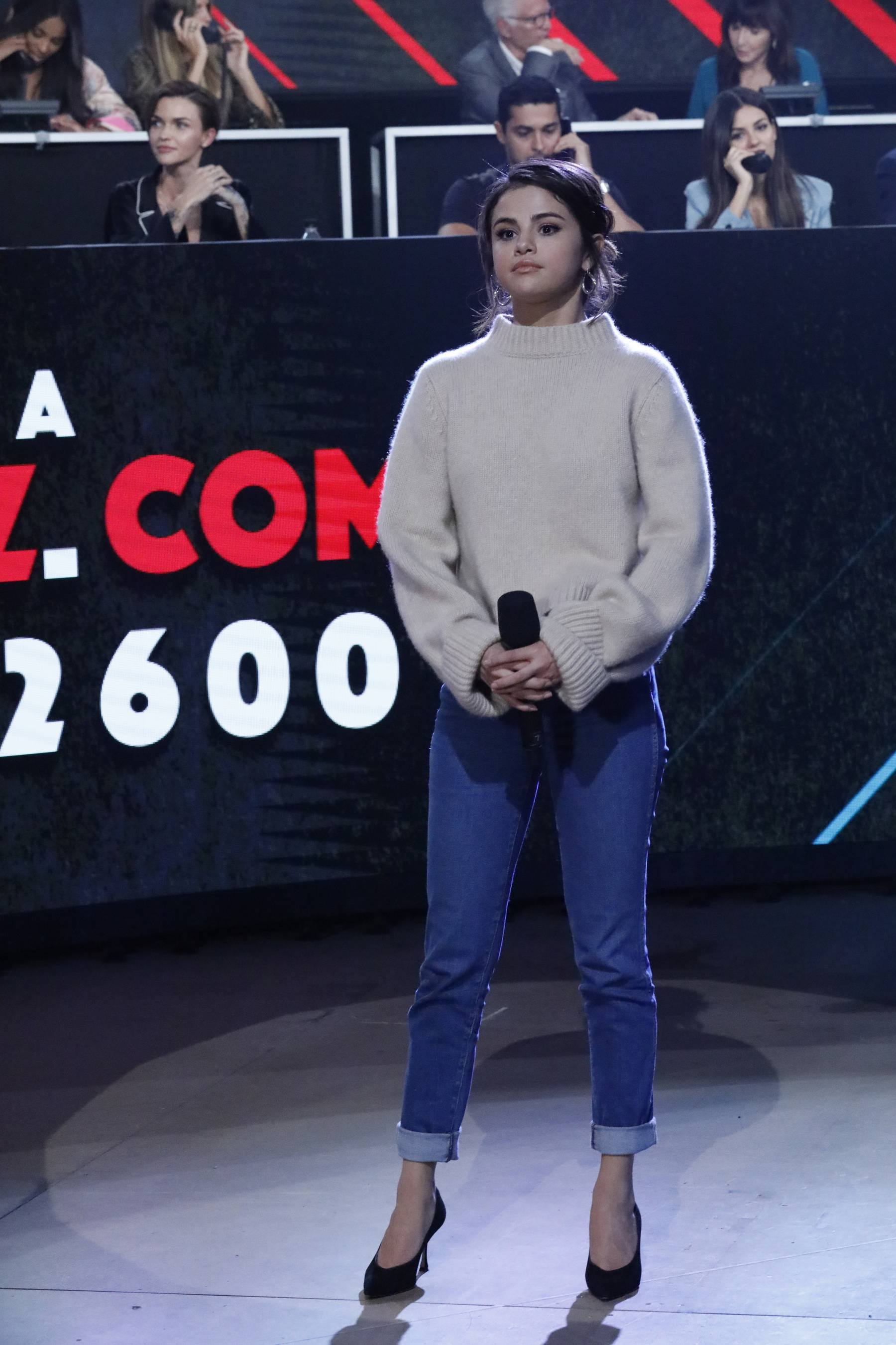 Selena_Gomez_-__One_Voice_Somos_Live21_A_Concert_For_Disaster_Relief__in_Los_Angeles_on_October_14-07.jpg