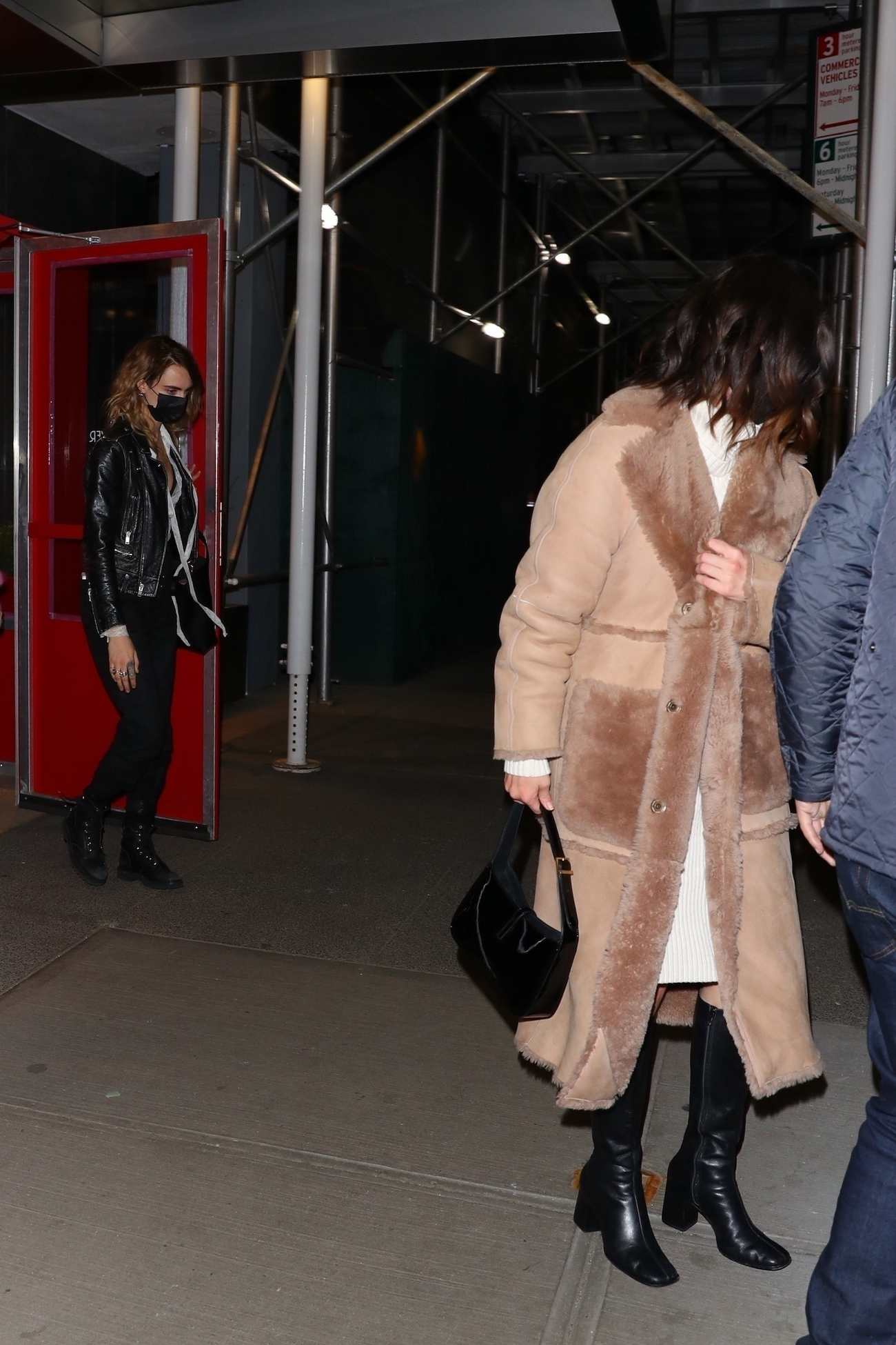 Selena_Gomez_-___Cara_Delevingne_were_spotted_getting_dinner_with_friends_at_Casa_Lever_in_New_York_City2C_0322202203.jpg