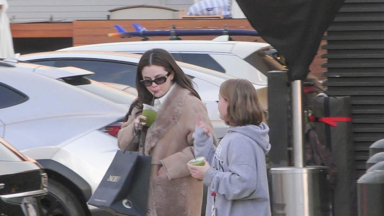 Selena_Gomez_-___her_sister_Gracie_were_spotted_leaving_Nobu_restaurant_in_Malibu2C_California__0130202416.jpg